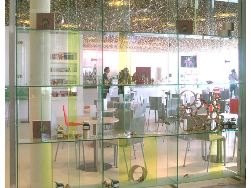 LILITH , 2005, SALZBURG  GLAS UV-VERKLEBT EINZELANFERTIGUNG DOCKNER  LILITH - PORTAL/WAND/VITRINE/PARAVENT/OBJEKT  EIN PERSPEKTIVENPRISMA, DAS EMOTIONEN AUFFÄCHERT SIE UM- UND ABLENKT WAS BISHER NOCH NICHT GESEHEN WURDE, WIRD PLÖTZLICH SICHTBAR. DA