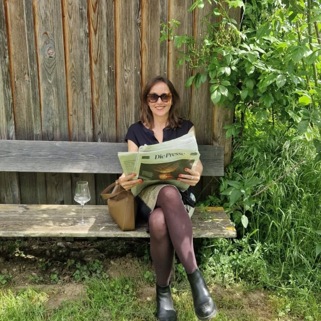Danke an Karin Lehner &amp; @diepresse f&uuml;r den aktuellen Artikel 🤩😊🥰 zum Thema Wohnen 
&quot;Klein, aber oho&quot; - luftige M&ouml;bel und Know-how in puncto Wandfarben und,...lassen auch kleine Wohnungen Gr&ouml;&szlig;e zeigen 😊👌

💛 kle