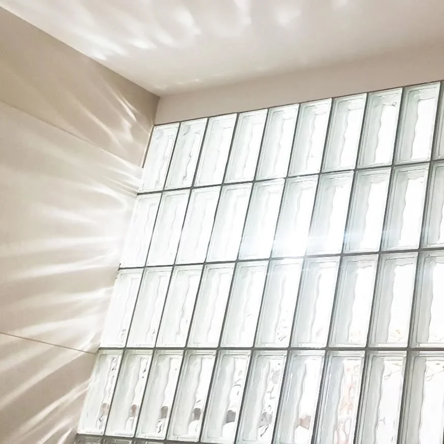 juhu! gerade rechtzeitig fertig ⭐⭐⭐⭐⭐
kristalines bad 😁🥰
die glasbausteine strahlen um die wette 🤩

allen fr&ouml;hliche weihnachten und strahlende⭐ feiertage!! 🥰🌲🌲🌲 

for more lovely spaces: www.dorisdockner.com

#weihnachtsgr&uuml;sse #madeb