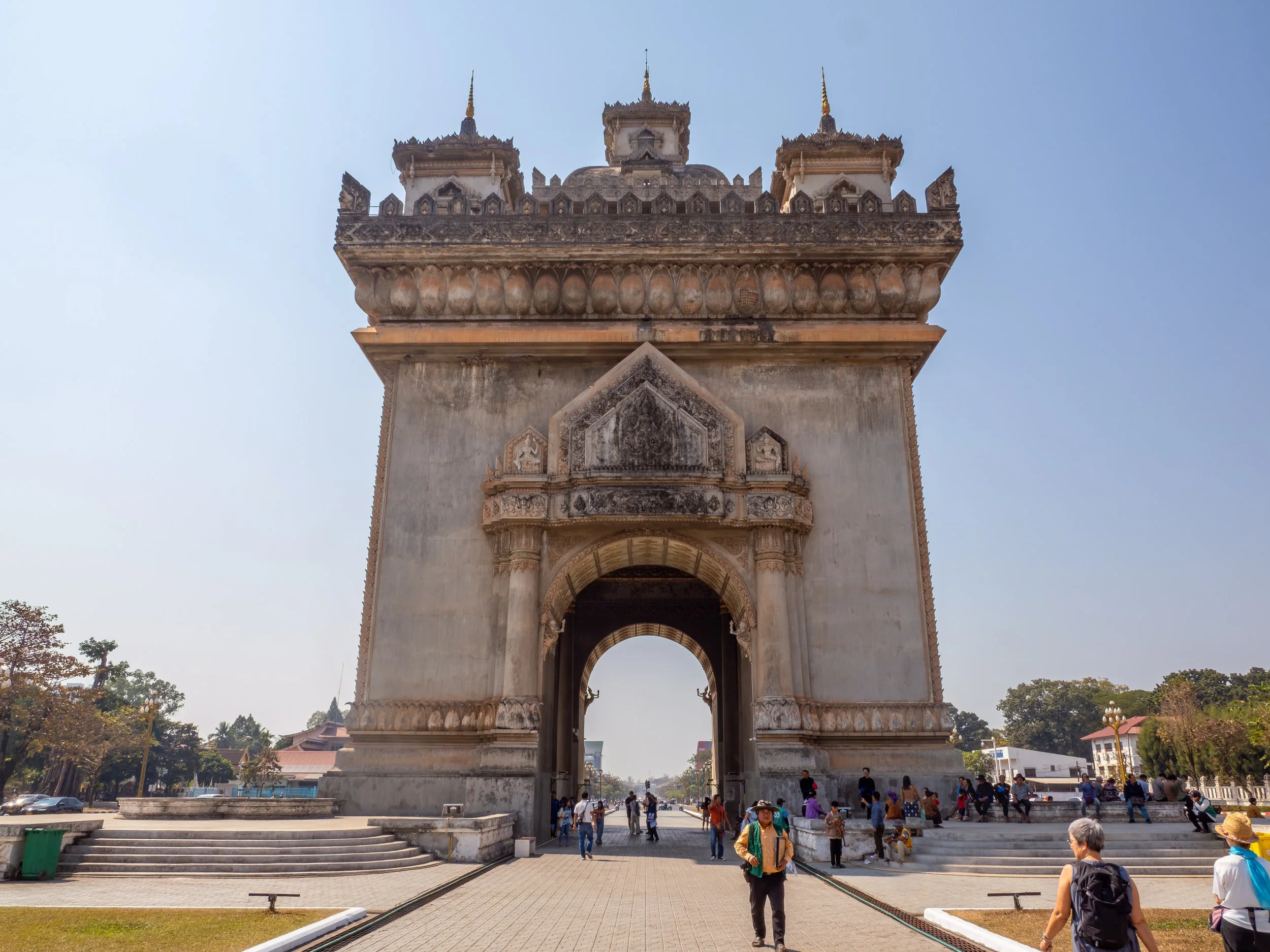 Das Monument gilt als eines der bekanntesten Wahrzeichen von Vientiane und symbolisiert zugleich nationale Identität und kulturelle Eigenständigkeit.