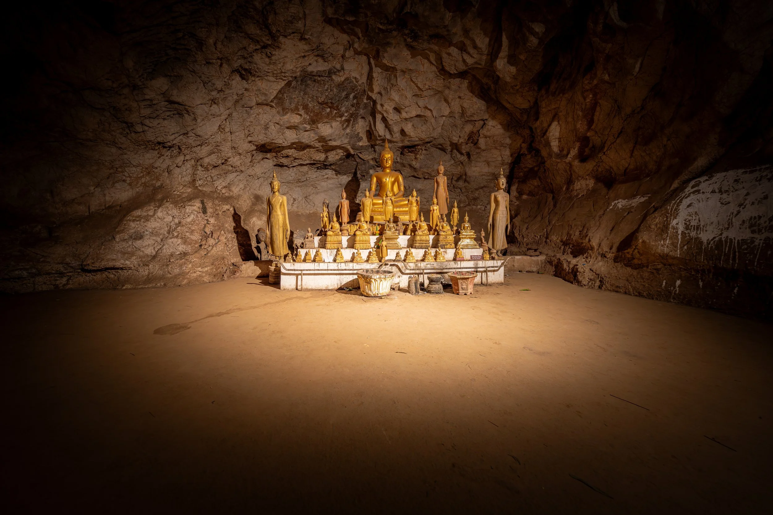 Die dichten Reihen von Buddhafiguren in den Höhlen vermitteln die jahrhundertelange Verehrung und die andächtige Atmosphäre, die diesen Ort für Pilger und Besucher so besonders macht.