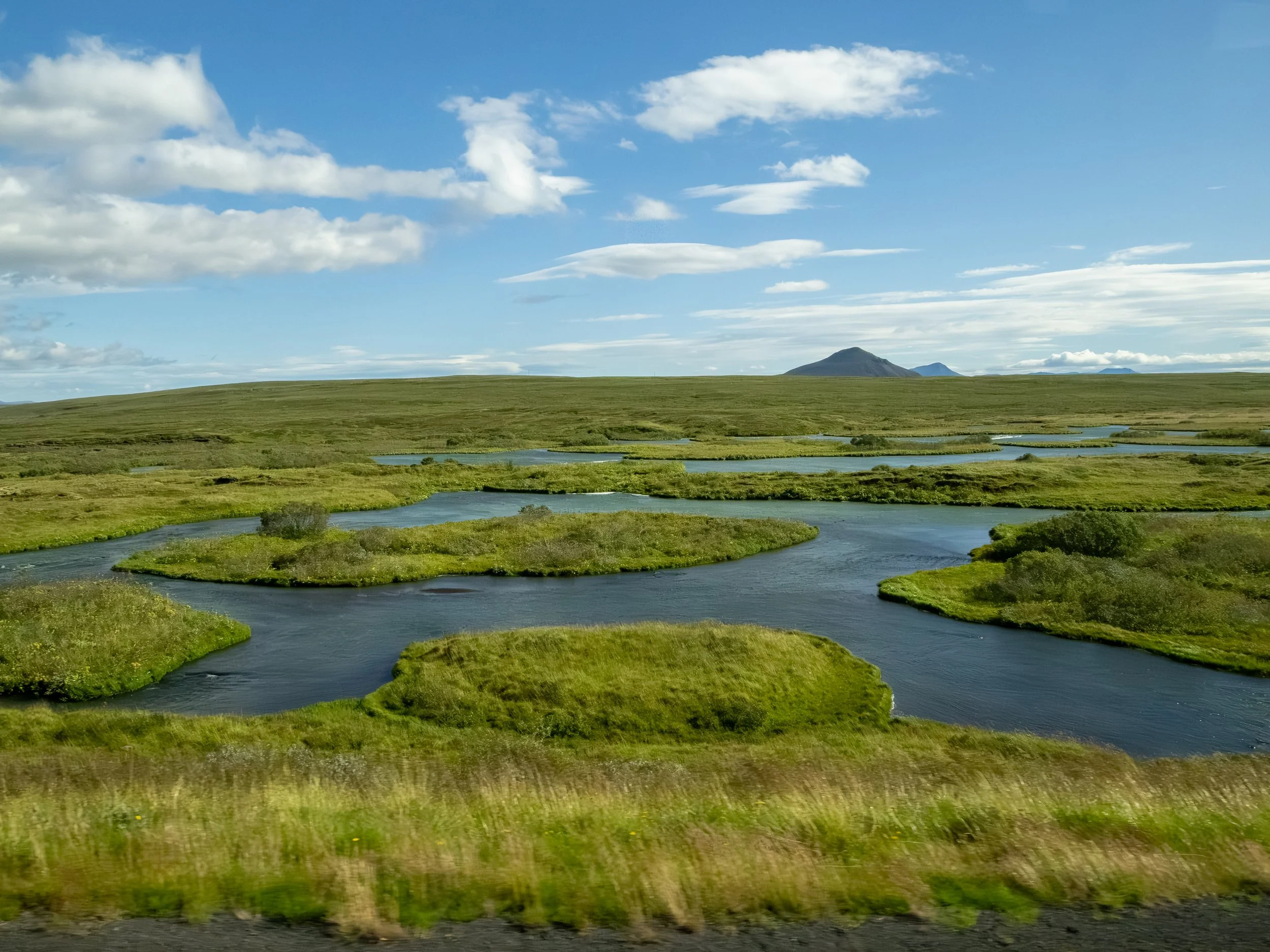 Der flache See Myvatn entstand vor etwa 2.300 Jahren durch einen Vulkanausbruch. Heute ist er von Lavafeldern und Pseudokratern umgeben.
