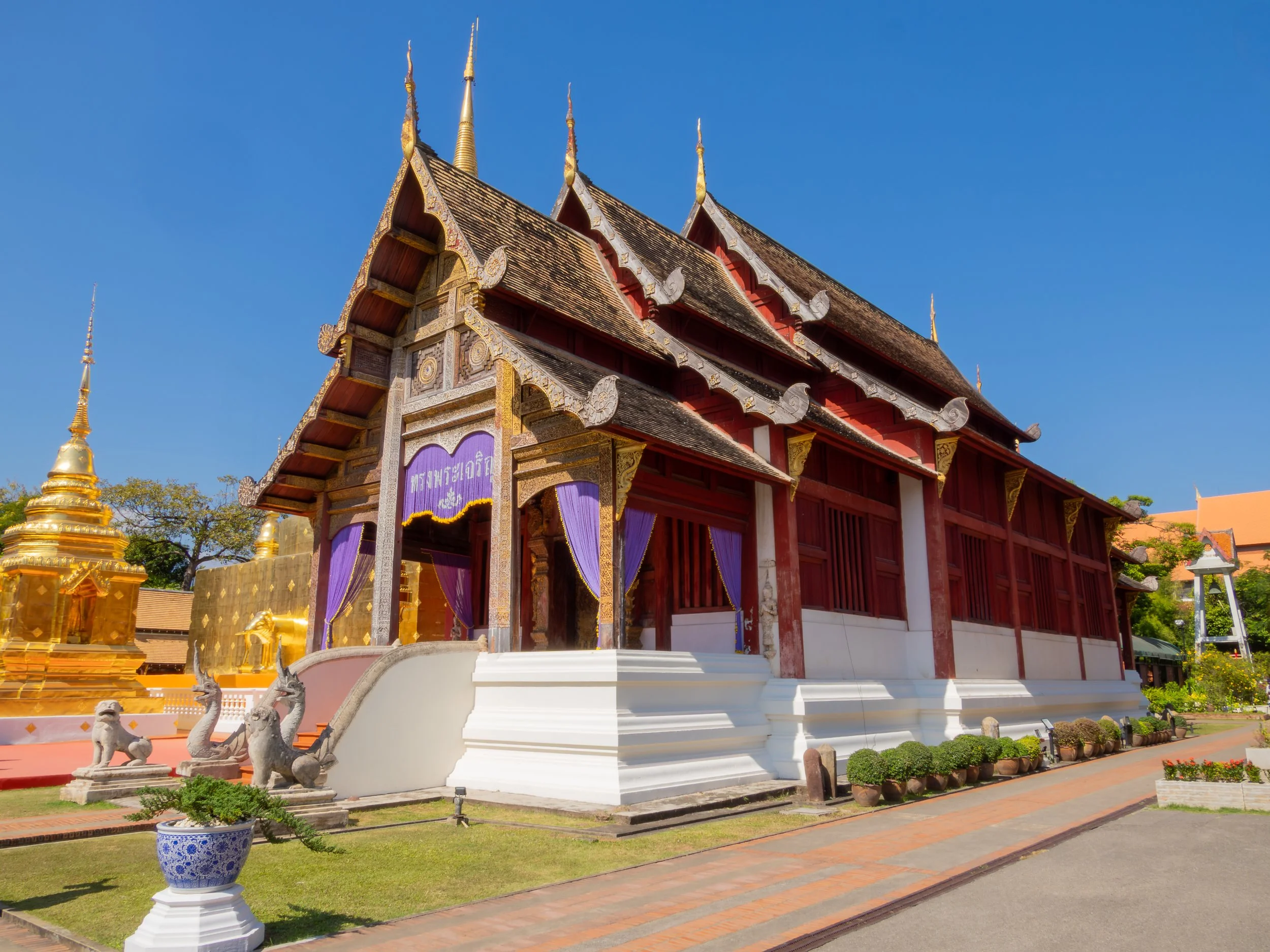 Wat Phra Singh zählt zu den bedeutendsten Tempeln Chiang Mais und ist ein herausragendes Beispiel klassischer Lanna-Architektur mit kunstvoll verzierten Holz- und Goldornamenten.