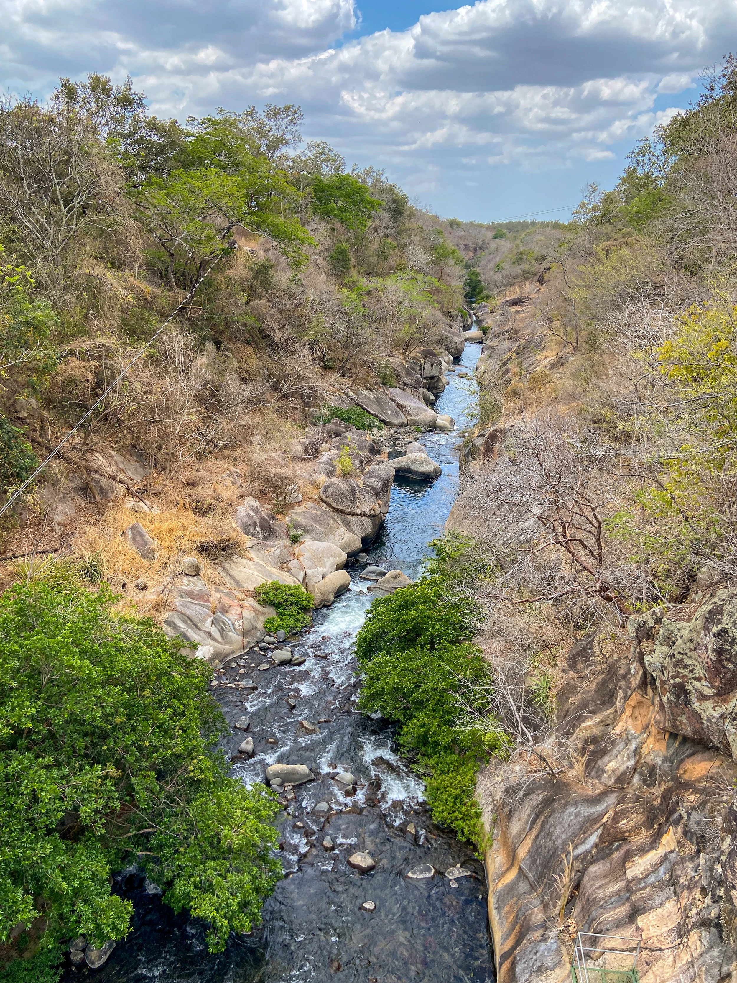 Die Landschaft ist stark reliefiert und reicht von trockenen Waldgebieten bis zu feuchteren Höhenlagen mit Wasserfällen und Flusstälern.