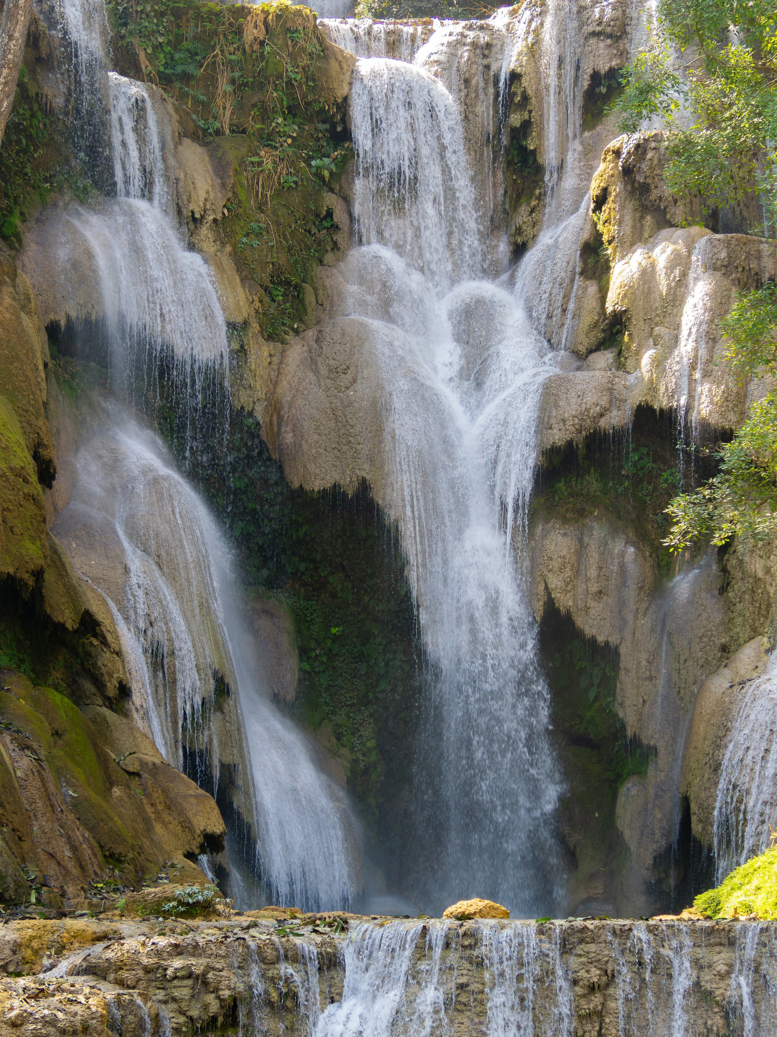 Aus der Nähe zeigt sich die Kraft des herabstürzenden Wassers, das über die Kalksteinformationen in die Tiefe fällt und dabei feinen Sprühnebel erzeugt.