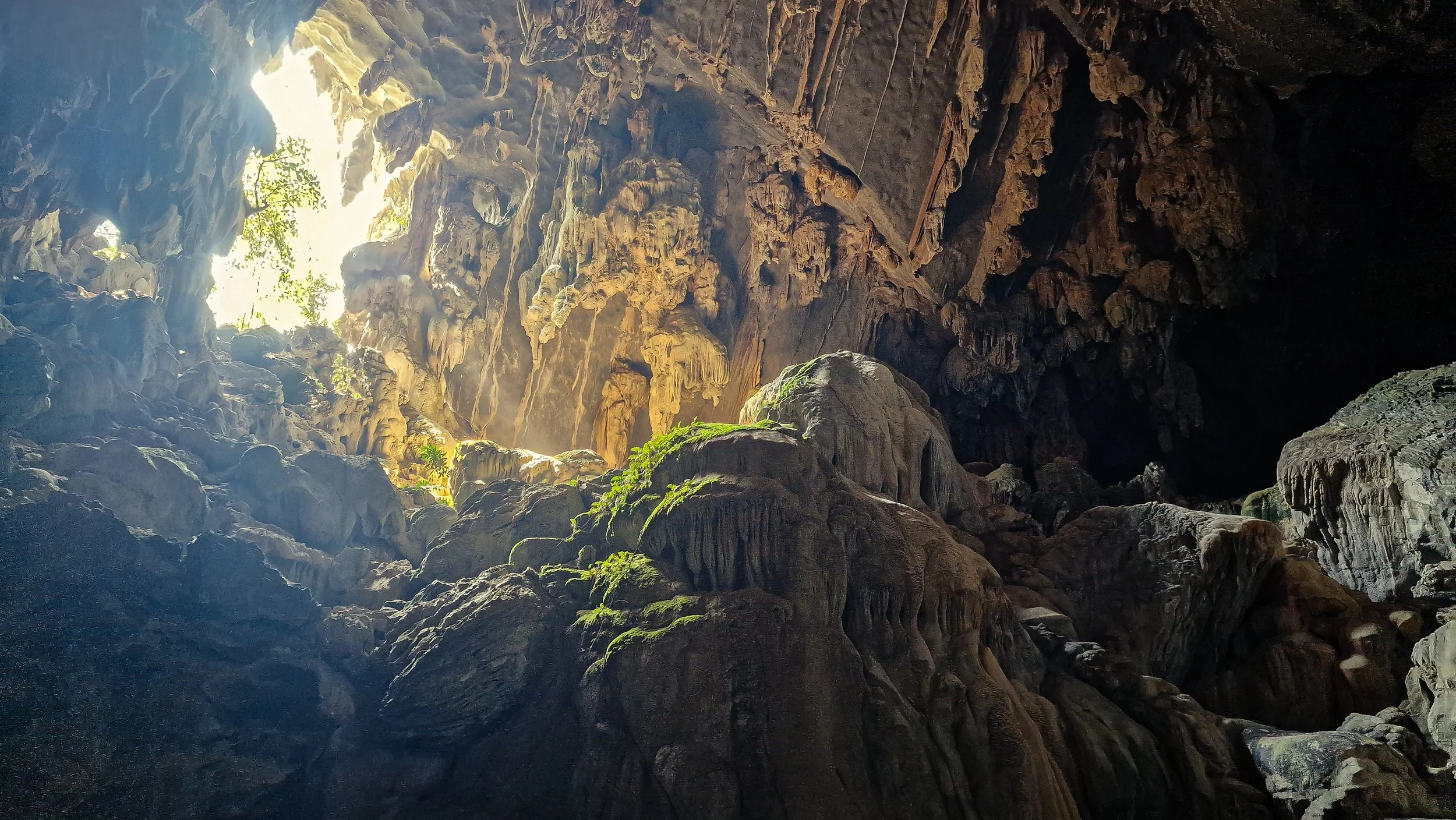 Im Inneren führt ein weit verzweigtes Höhlensystem durch große Kammern und schattige Felsräume.