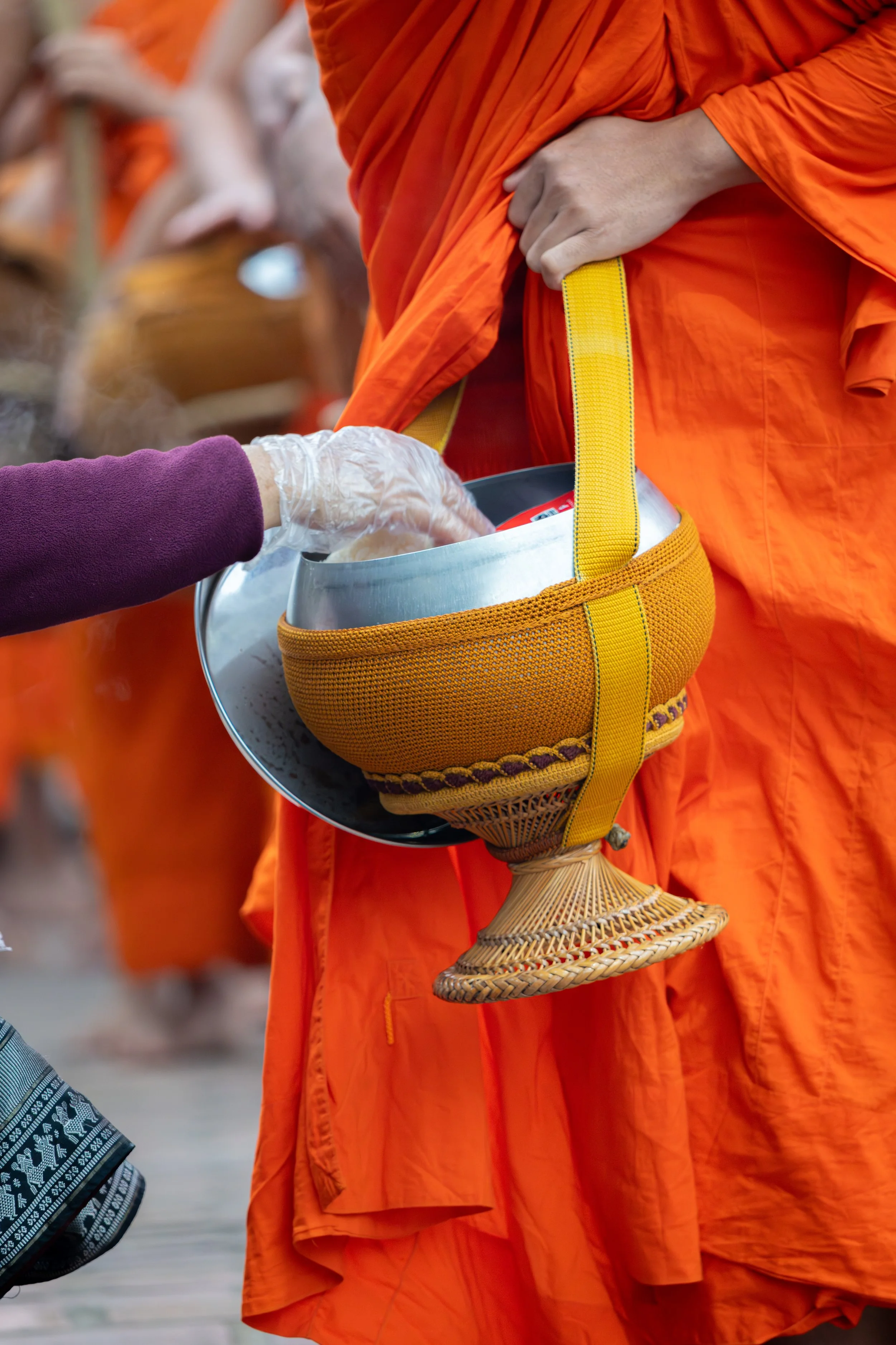 Für die Mönche bedeutet der Almosengang Bescheidenheit und Disziplin, für die Einheimischen ist sie eine Möglichkeit ihren Glauben aktiv zu leben.