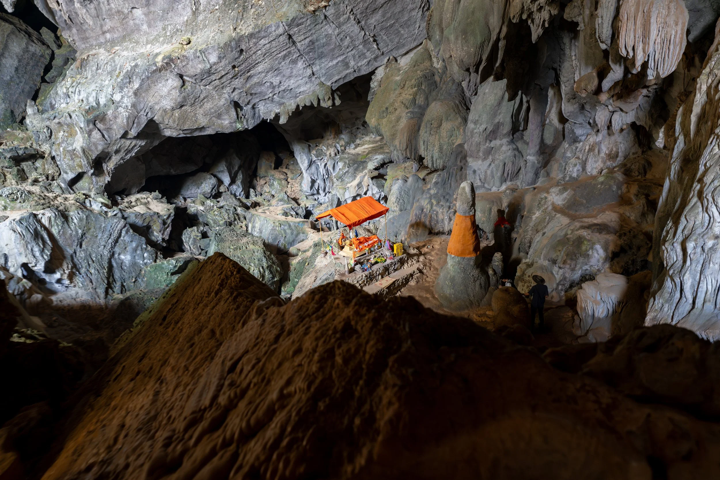 Die Höhle ist ein spiritueller Ort und beherbergt eine liegende Buddhastatue, die von Besuchern als stiller Andachtsplatz geschätzt wird.