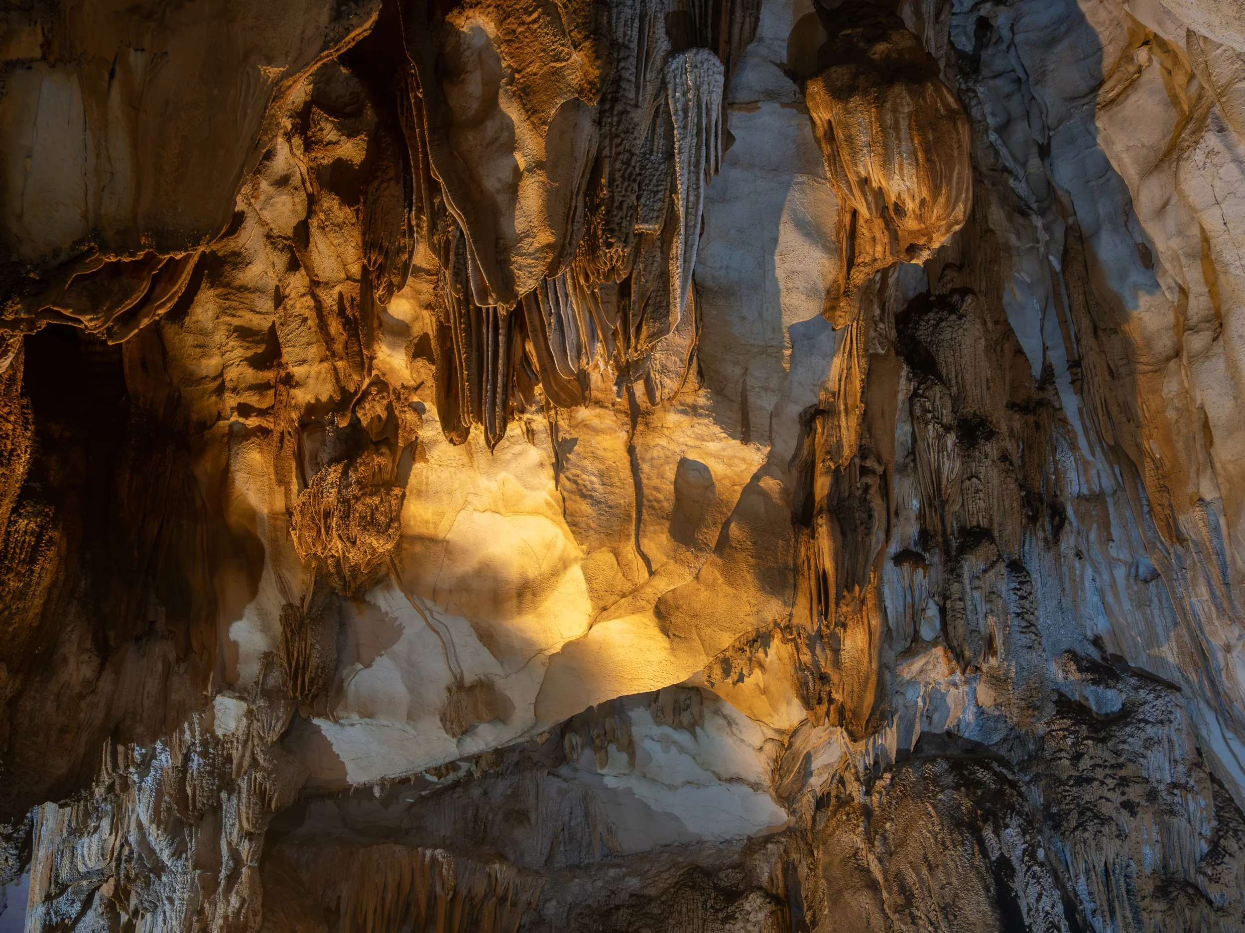 Die Höhle ist eine der bekanntesten Höhlen bei Vang Vieng und diente früher als Zufluchtsort während regionaler Konflikte.
