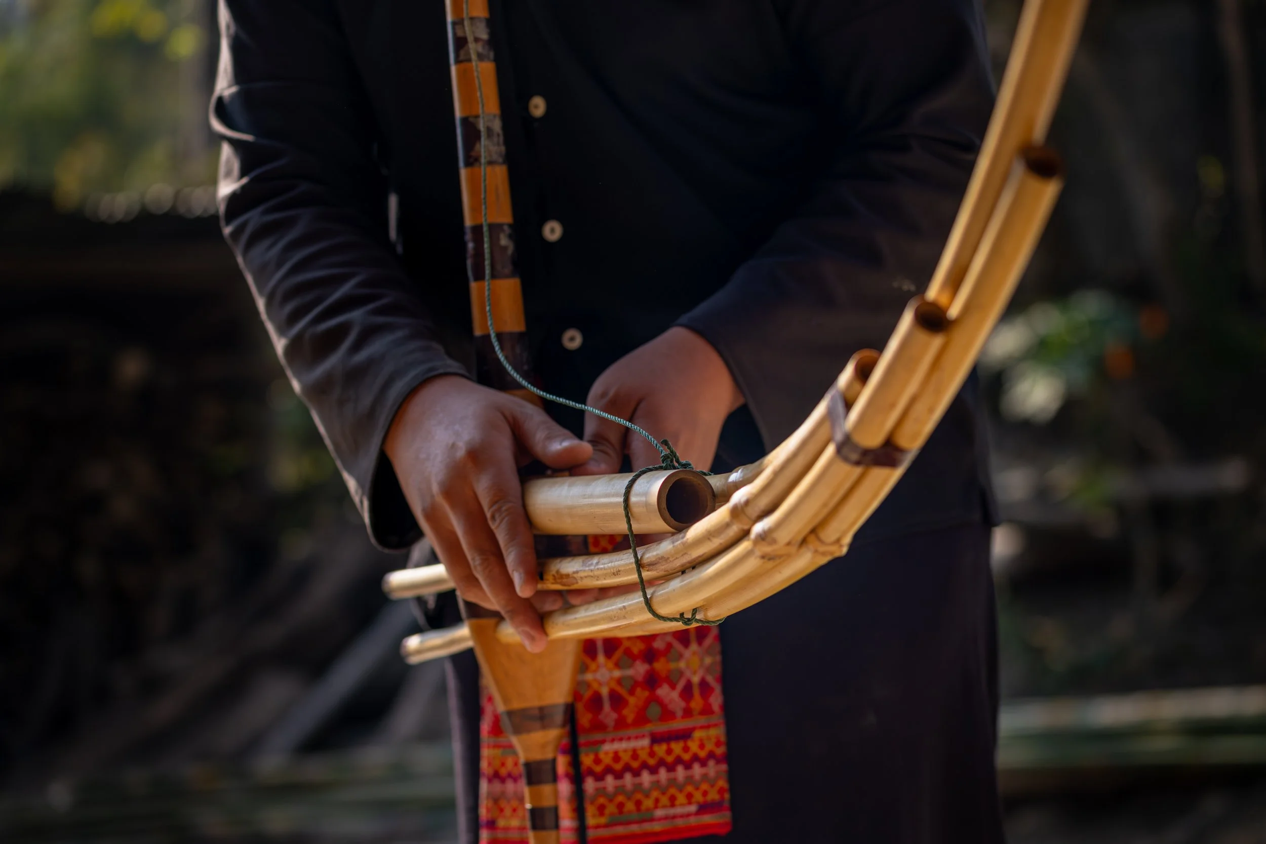 Ihre farbenfrohen Trachten und kunstvollen Stickereien spiegeln handwerkliches Können und kulturelle Identität wider.