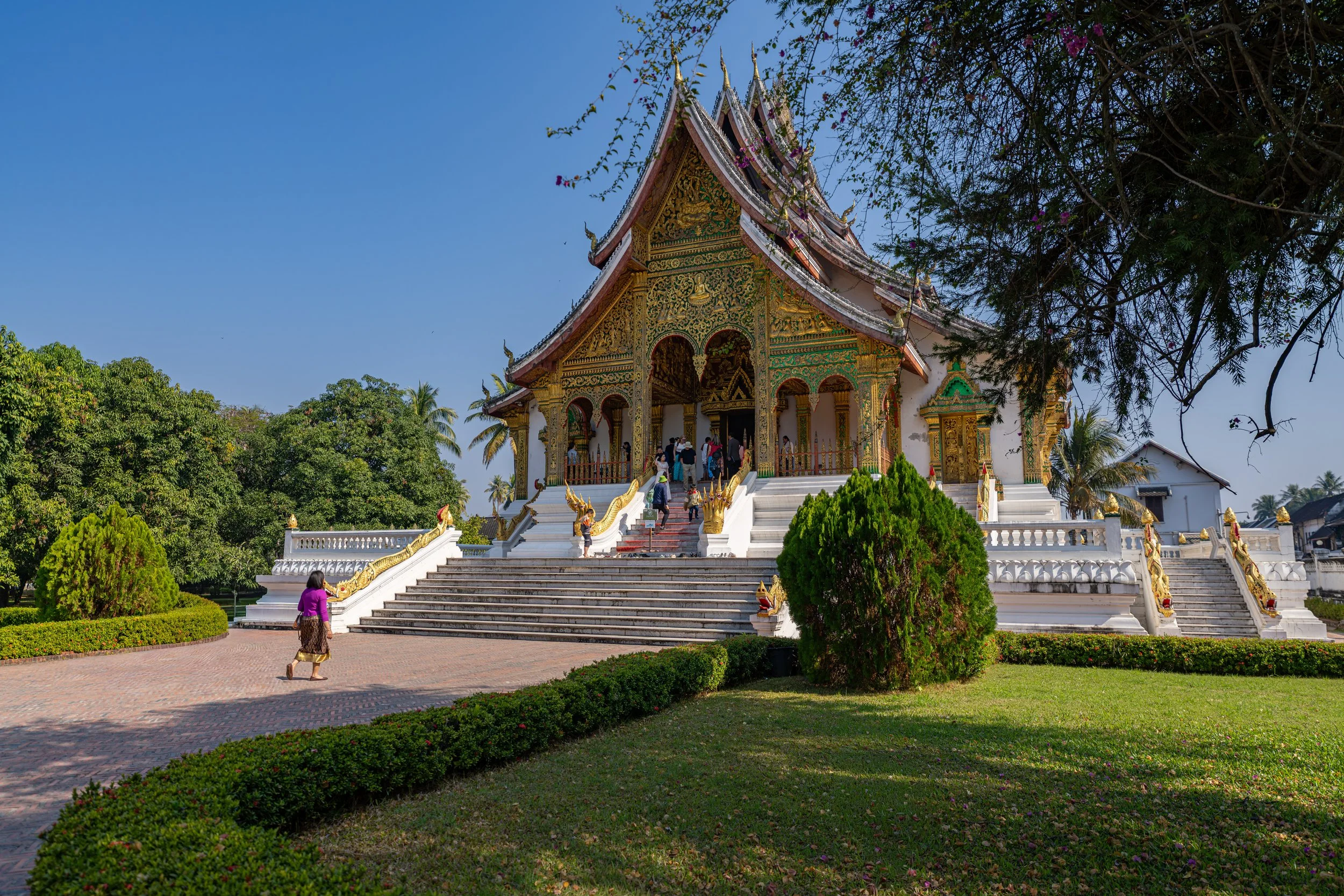 Haw Phra Bang ist ein bedeutender Tempel im ehemaligen Königspalast von Luang Prabang und wurde als Aufbewahrungsort der heiligen Phra-Bang-Buddhastatue errichtet, die als nationales Symbol von Laos gilt.