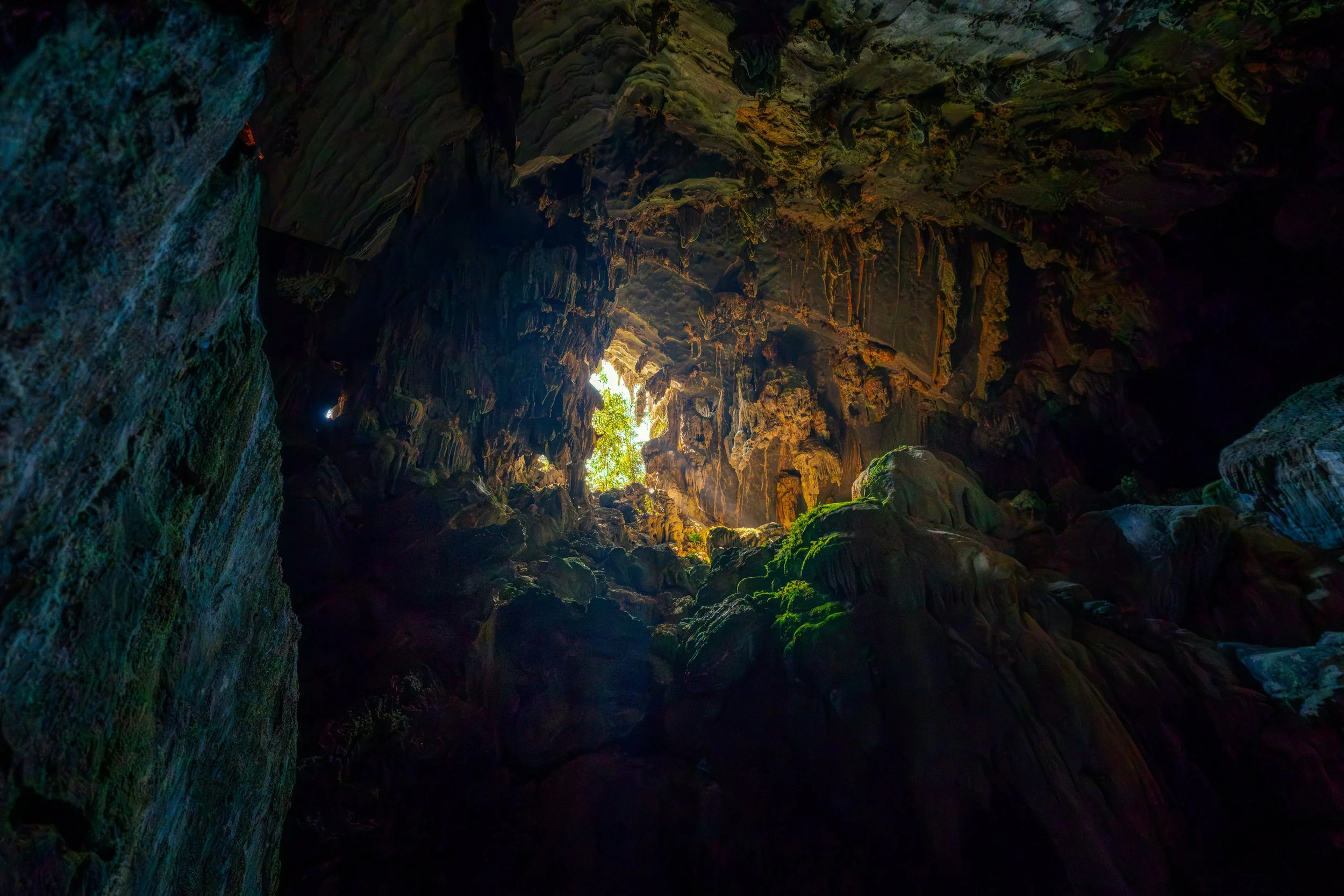Die Tham Poukham Höhle gehört zu den bekanntesten Höhlen bei Vang Vieng und liegt eingebettet in die markante Karstlandschaft der Region.