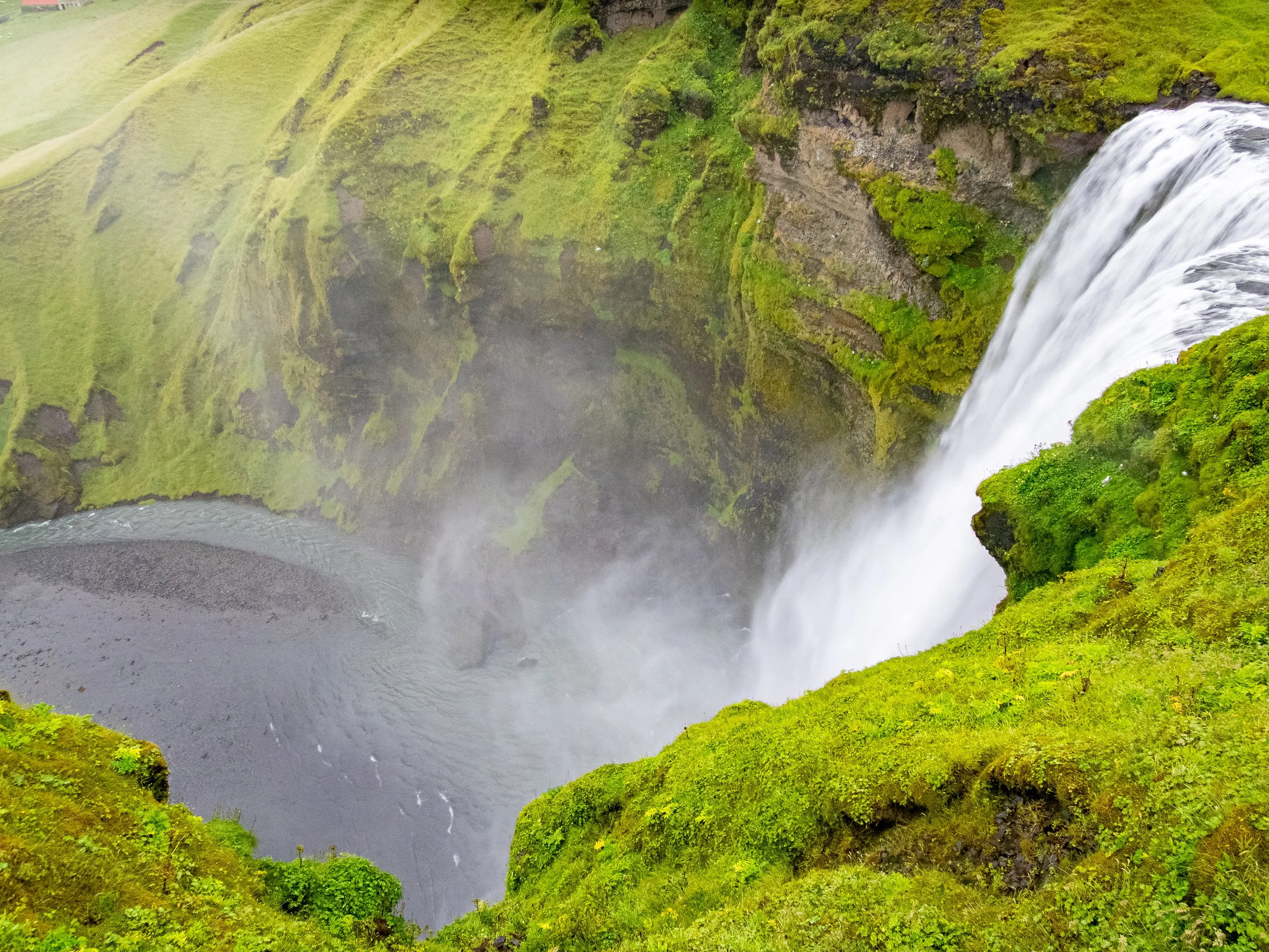 Er vereint steile Klippen, tosende Wassermassen und eine vielfältige Vogelwelt, die in den Felsspalten brütet und die Landschaft zusätzlich belebt.