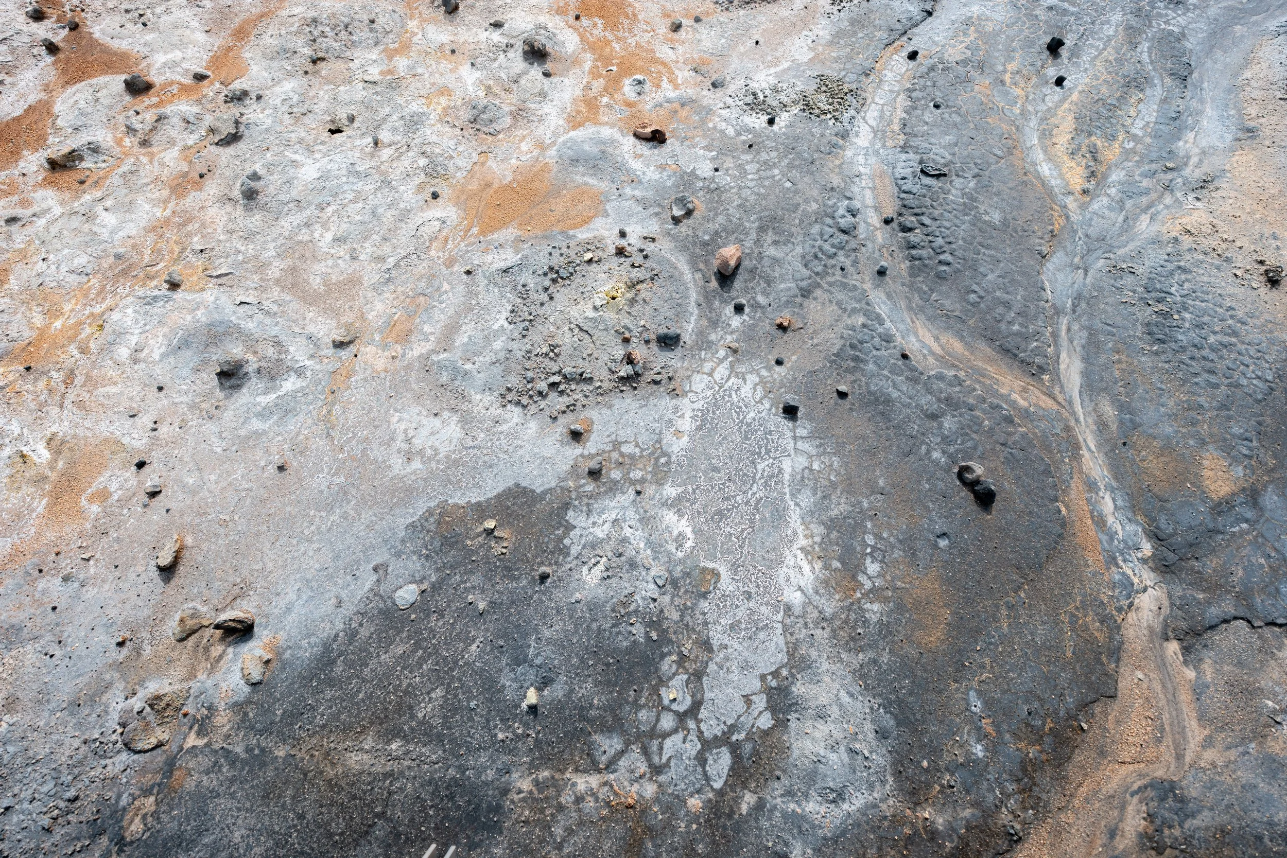 Die aufgeheizte Erdoberfläche zeigt eindrucksvoll, wie nah die vulkanische Aktivität unter Namafjall an der Oberfläche liegt - zum Teil nur einen halben Meter.