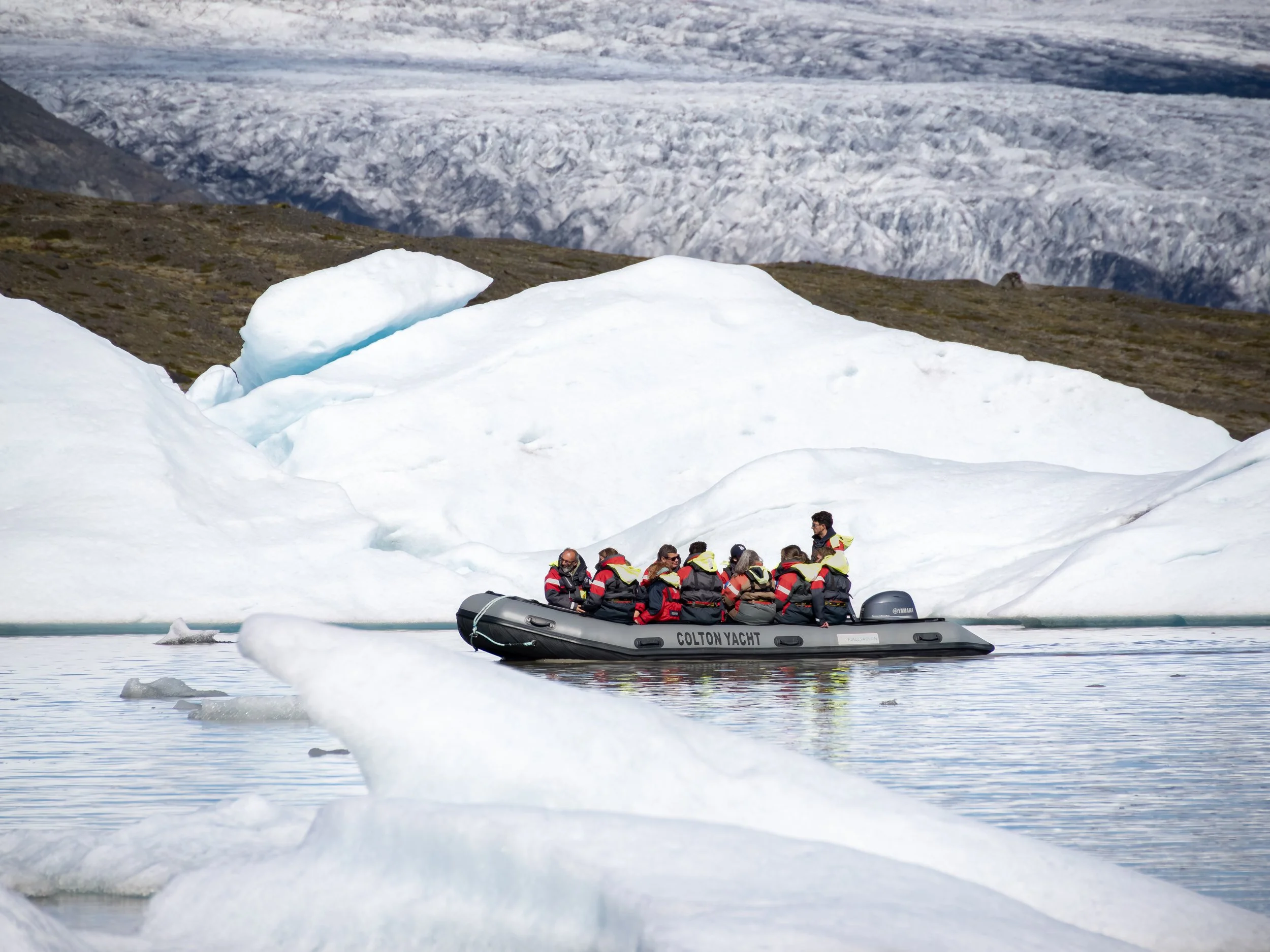 Die Lagune entsteht durch Schmelzwasser und abbrechendes Gletschereis, das sich in ständig verändernden Formen auf der Wasseroberfläche sammelt.