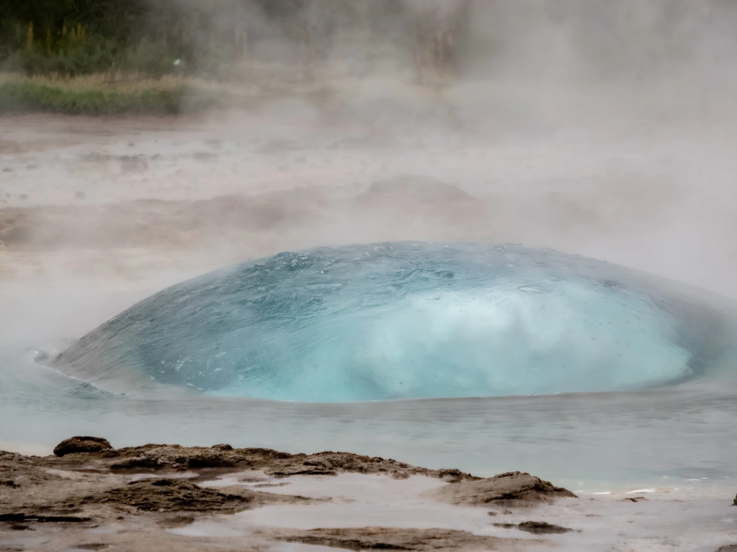 Der Strokkur ist ein aktiver Geysir, der alle paar Minuten kochendes Wasser mehrere Meter in die Luft schießt.