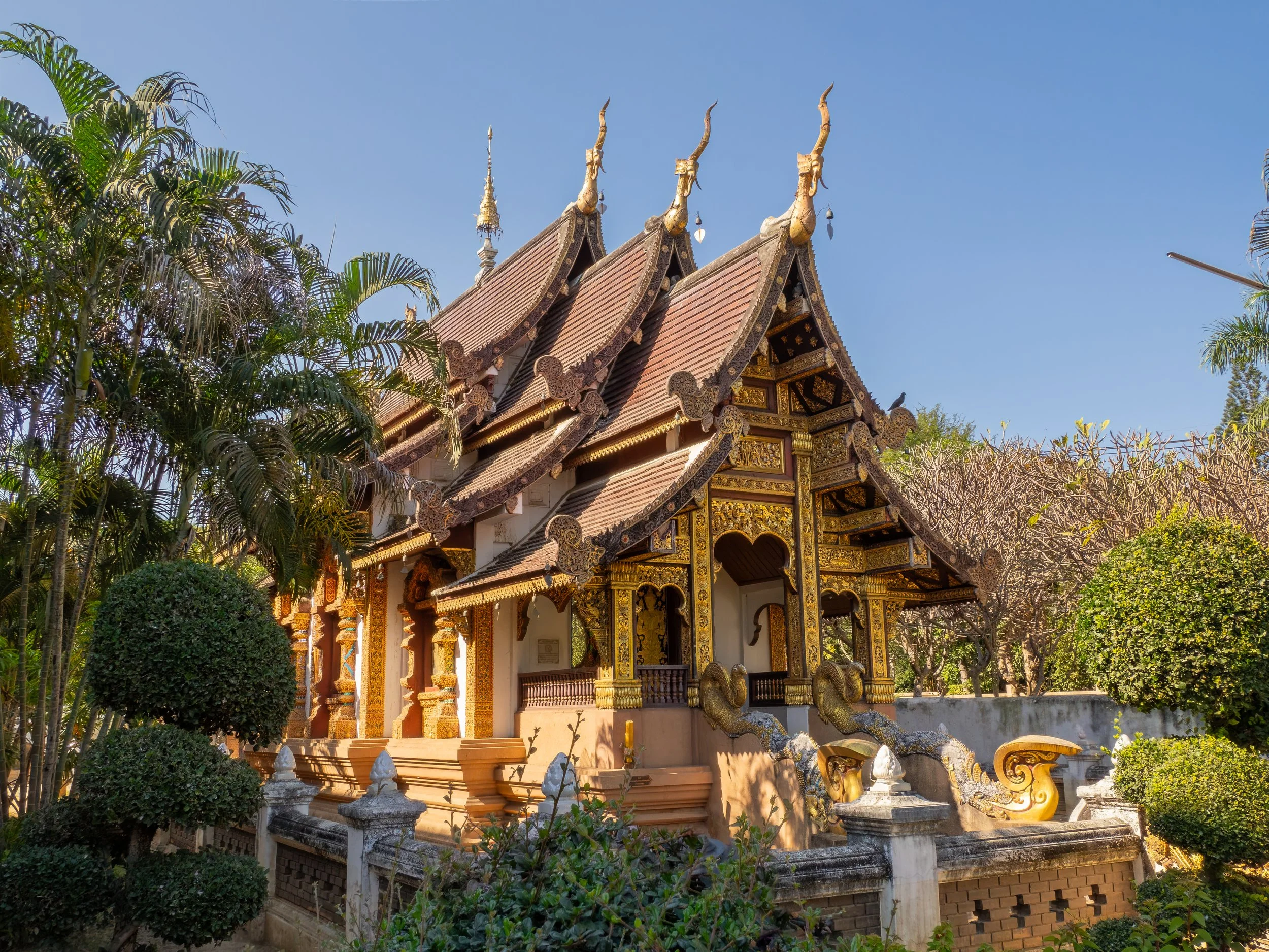 Der Ubosot ist das wichtigste Ordinationsgebäude eines thailändischen Tempels, in dem Mönche ihre Ordination ablegen und zentrale religiöse Zeremonien stattfinden. Bei Wat Chedi Liam zeigt er im klassischen Lanna-Stil, wie Architektur und spirituelle