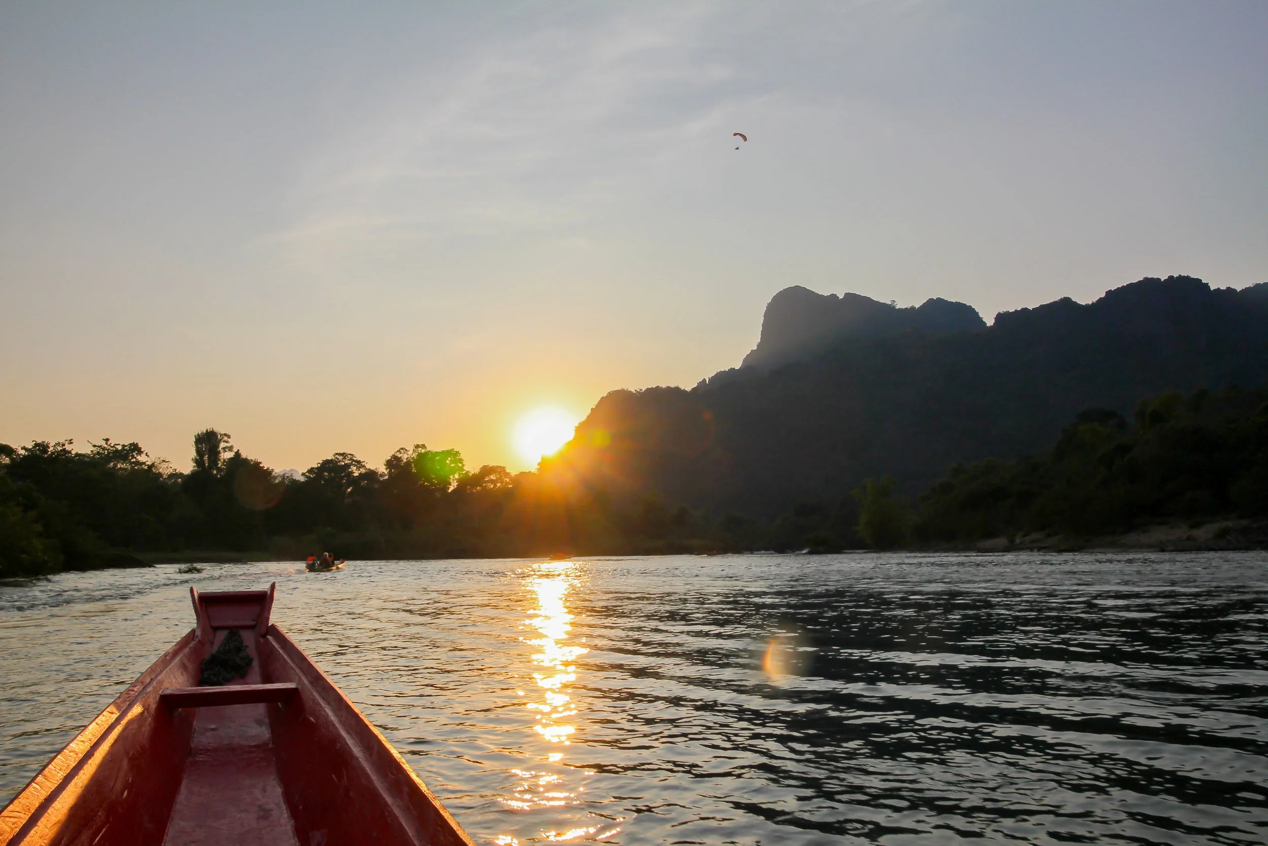 Die Fahrt entlang der steilen Felsformationen vermittelt einen direkten Eindruck der markanten Geologie rund um Vang Vieng.