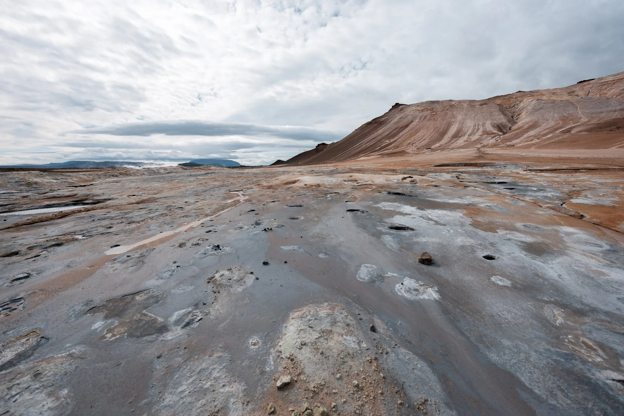 Das Namafjall ist Teil eines hochaktiven Geothermalgebiets im Myvatn-Gebiet, in dem Hitze und vulkanische Prozesse direkt an der Oberfläche sichtbar werden.