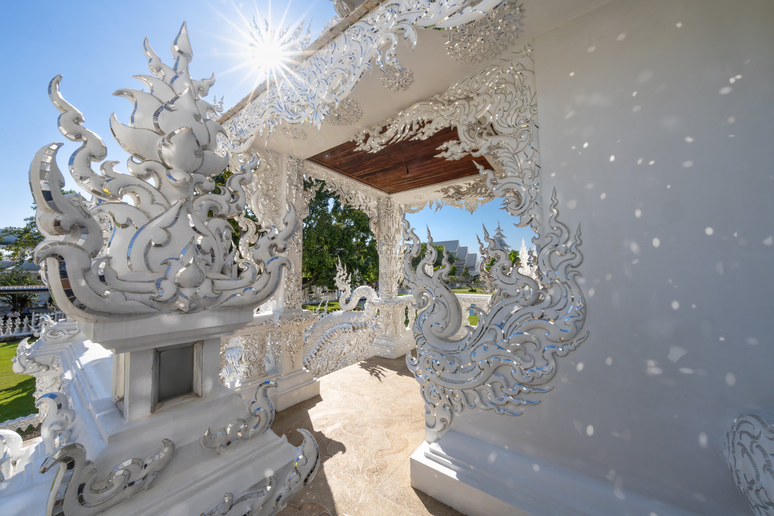 Die strahlend weiße Fassade reflektiert das Sonnenlicht und verleiht dem Bauwerk eine fast überirdische, schimmernde Wirkung.