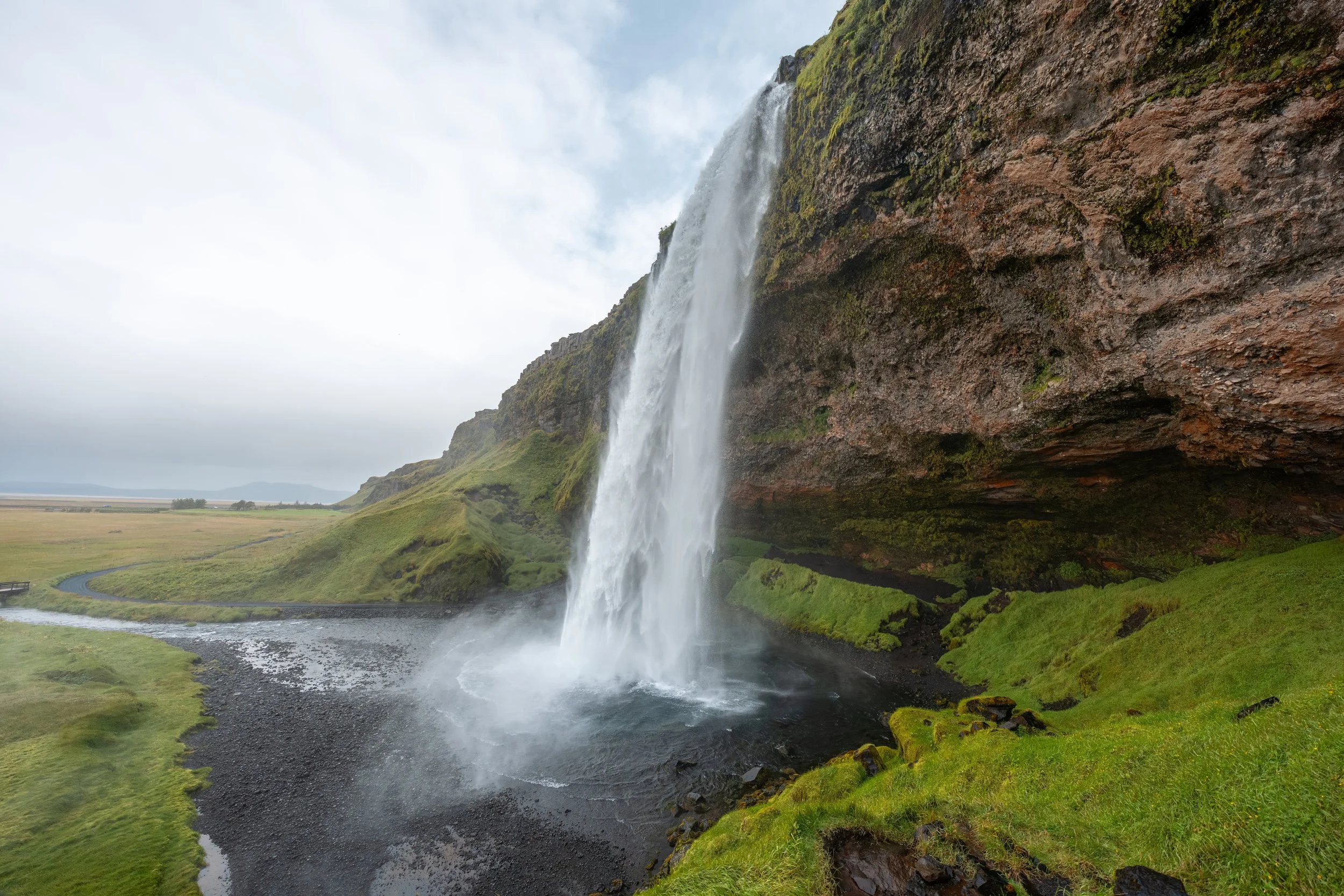 Die Fallkante entspringt einem Seitenarm des Gletschers Eyjafjallajökull und verleiht dem Wasserfall seine gleichmäßige, klare Strömung.