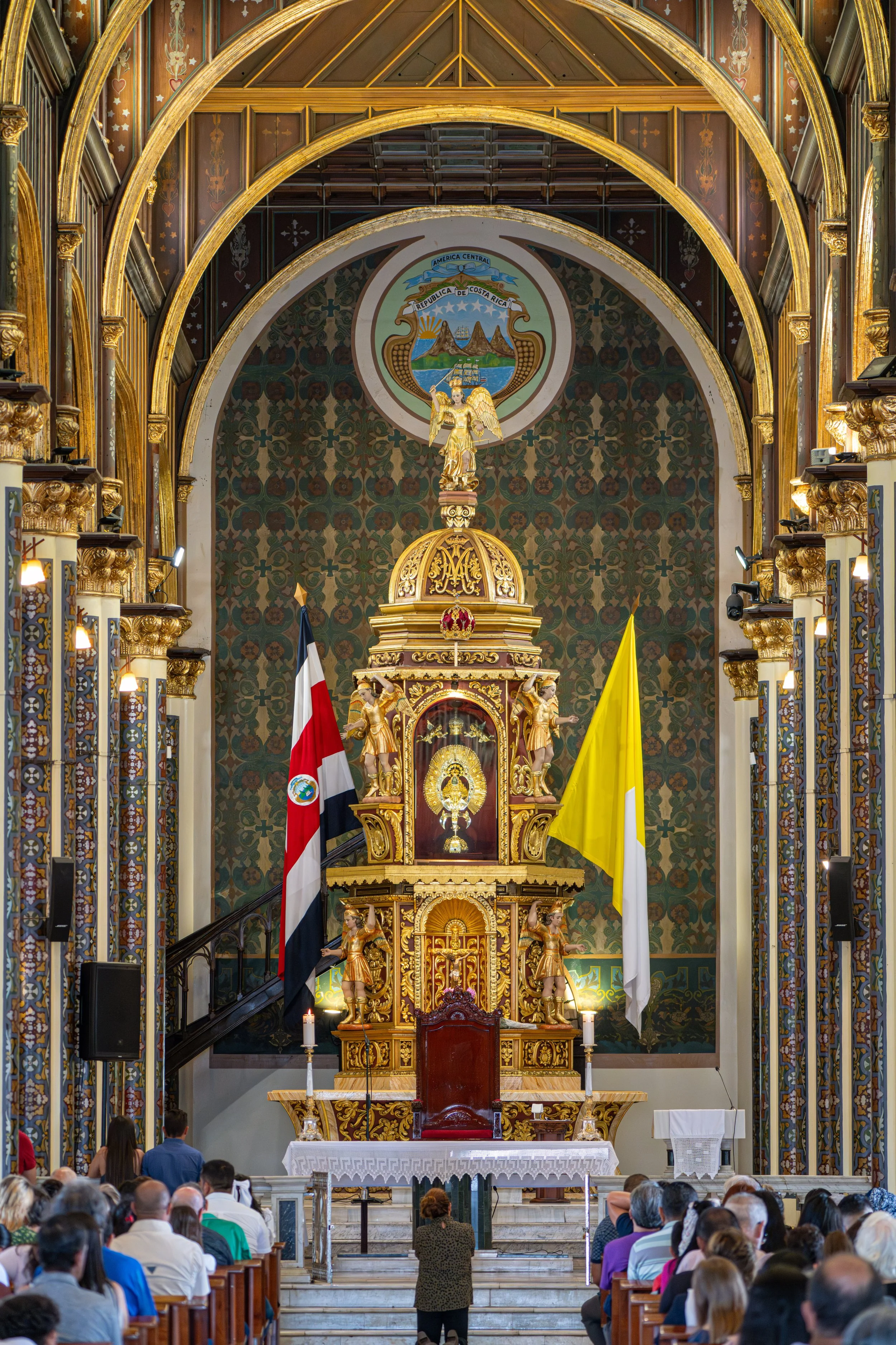 Im Innenraum prägen kunstvolle Verzierungen, religiöse Darstellungen und eine ruhige Atmosphäre das Erscheinungsbild und laden zur Andacht ein.