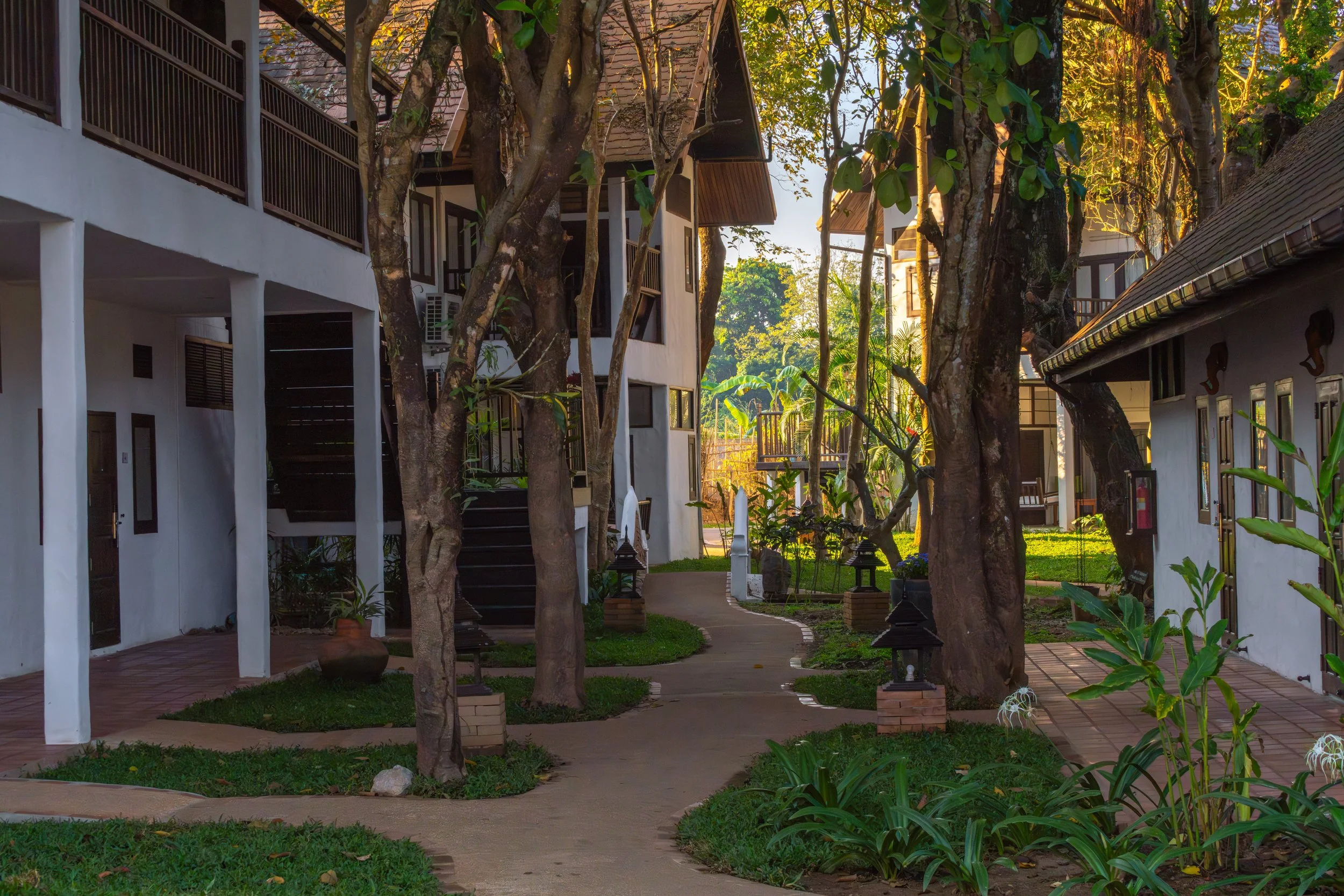 Das The Legend Chiang Rai Boutique River Resort liegt ruhig am Ufer des Mae Nam Kok und verbindet traditionelle Lanna-Architektur mit tropischer Gartenlandschaft. Die abgeschiedene Lage und die offene Bauweise schaffen eine entspannte, naturnahe Atmo