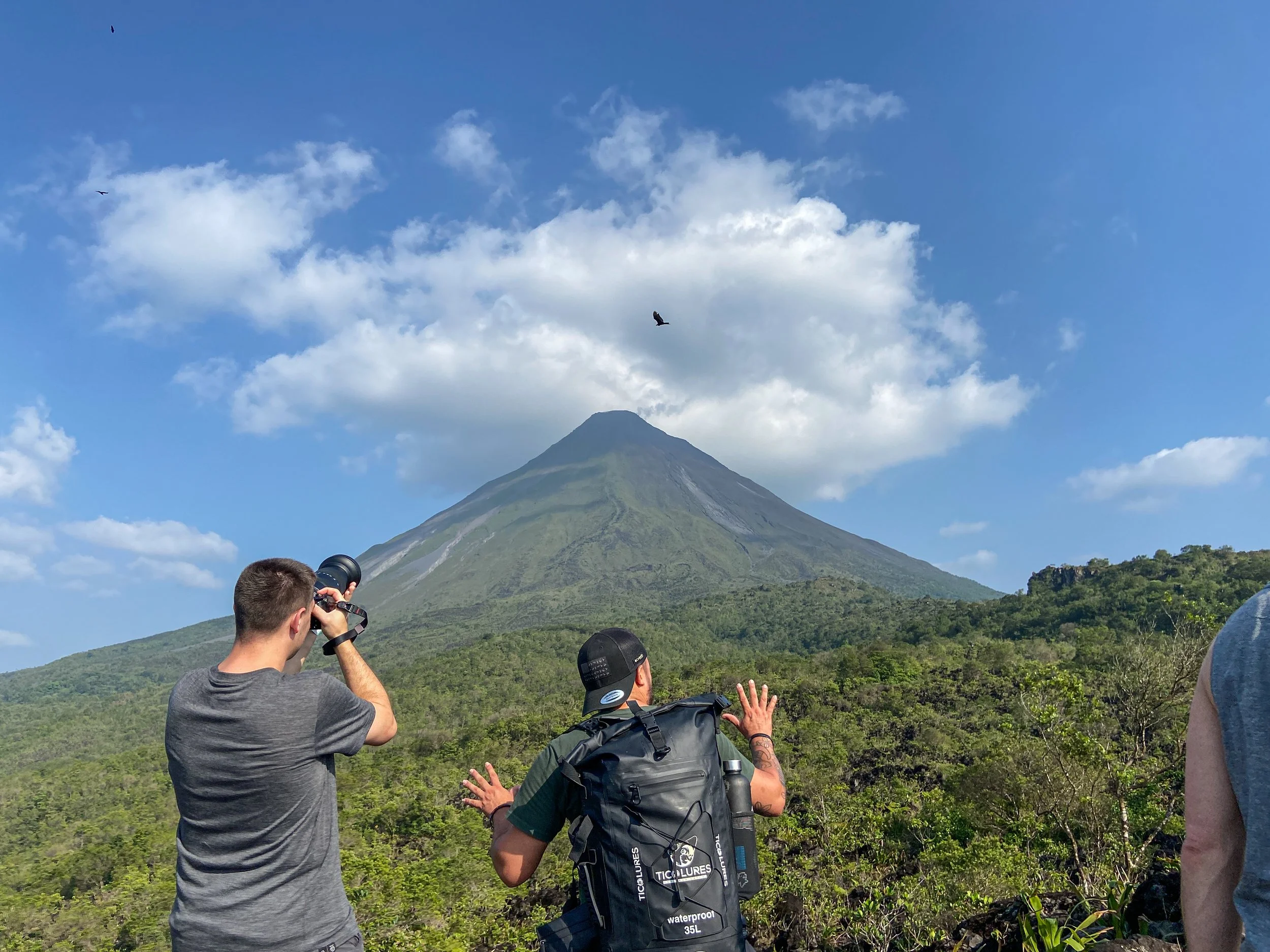 Alte Lavafelder rund um den Arenal zeigen erstarrte, schwarze Gesteinsströme, die heute teilweise von Pionierpflanzen und jungem Wald überwachsen werden.