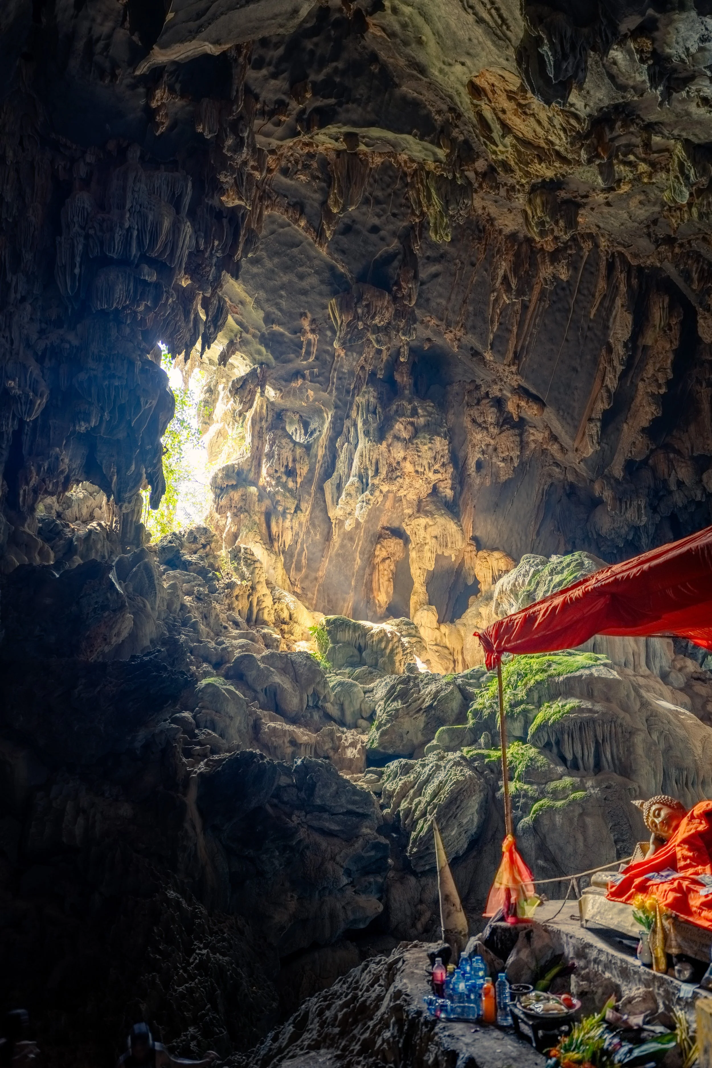 Der Weg zur Höhle und die Umgebung zeigen eindrucksvoll die Verbindung aus Natur, Geologie und religiöser Bedeutung in dieser Region.
