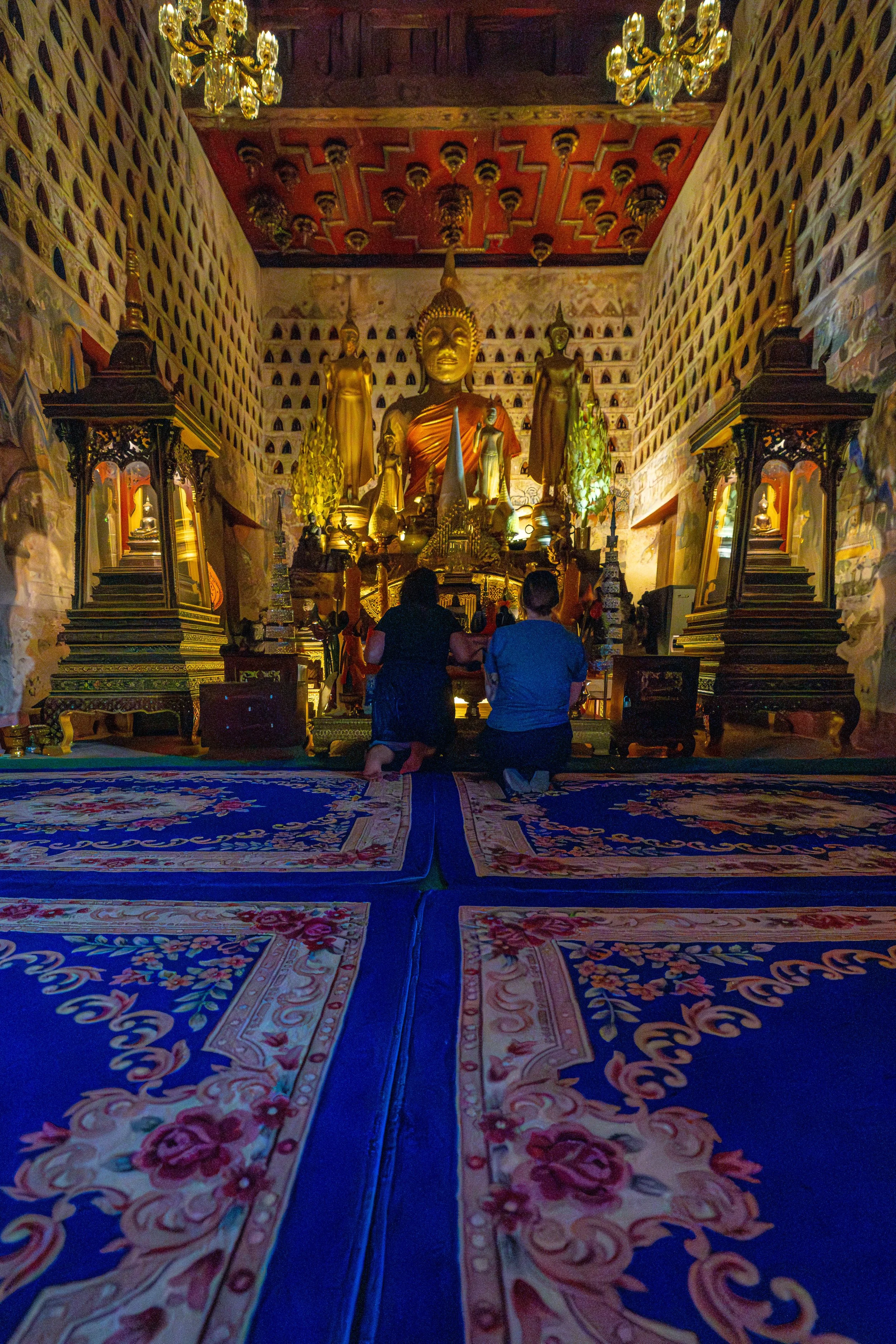 Der Innenraum von Wat Si Saket ist schlicht und harmonisch gestaltet und schafft eine ruhige Atmosphäre für Gebet und Meditation. Die zahlreichen Buddhafiguren betonen die spirituelle Bedeutung des Tempels und seine lange religiöse Tradition.