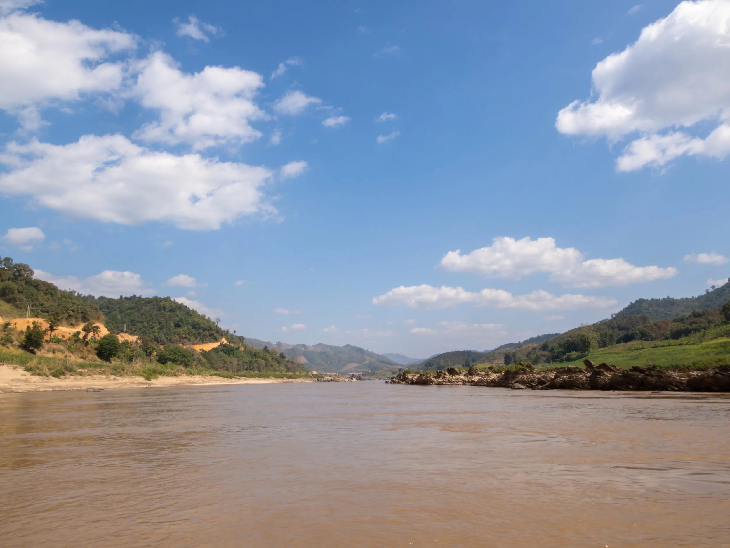 Entlang seiner Ufer wechseln sich dichte Vegetation, steile Böschungen und kleine Siedlungen in stetigem Rhythmus ab.