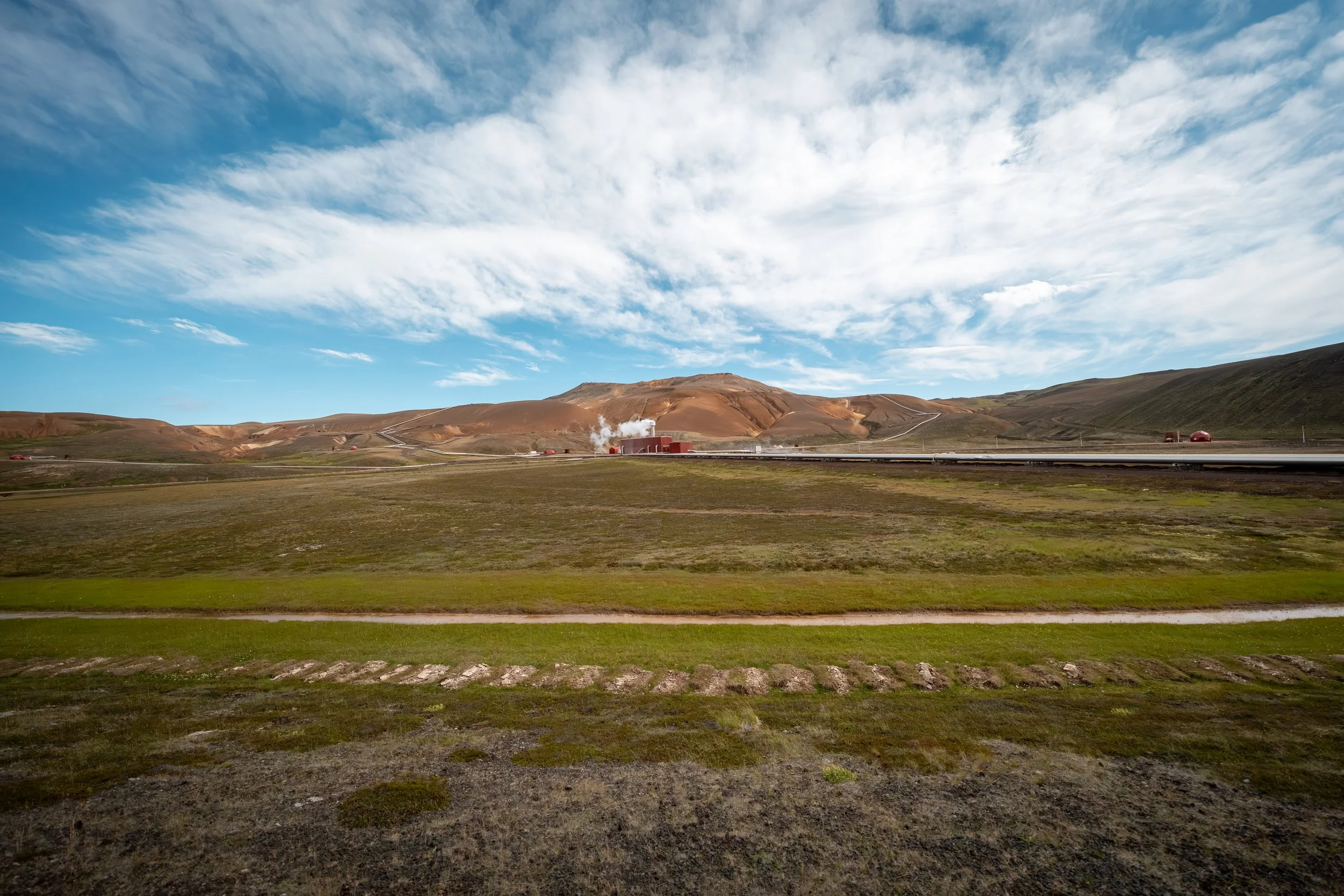 Geothermalkraftwerke nutzen die vulkanische Energie der Region, um nachhaltigen Strom aus der heißen Erde und Dampfquellen zu gewinnen.