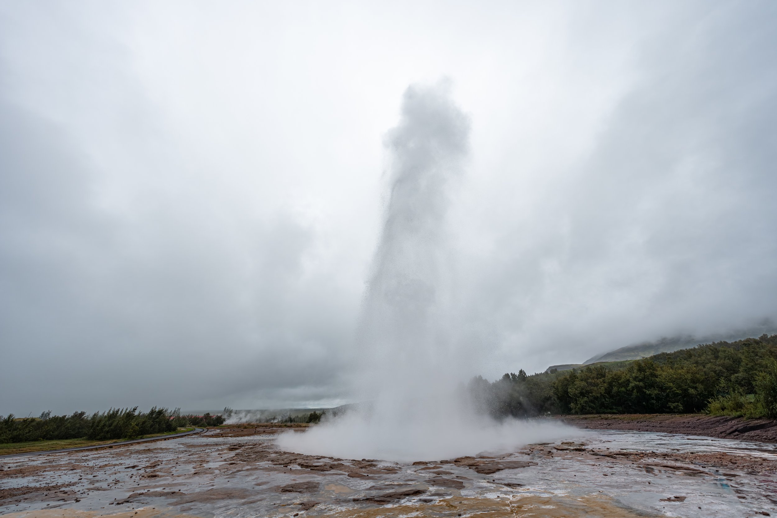 Geysire wie der Strokkur entstehen nur an wenigen Orten der Erde, wo heißes Wasser, unterirdischer Druck und vulkanische Aktivität zusammenkommen und somit beeindruckende Wasserfontänen ermöglichen.