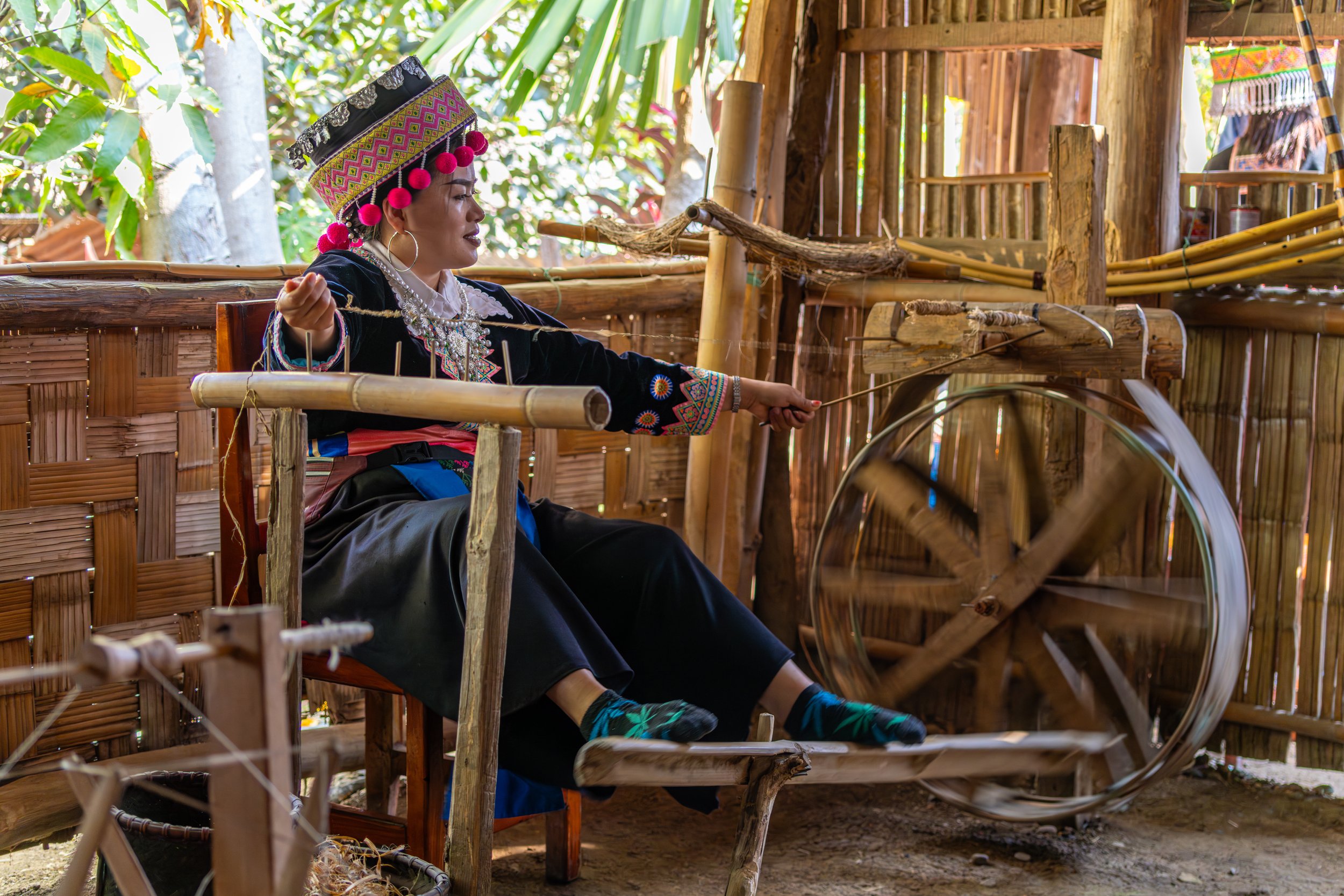 Die Hmong sind eine ethnische Minderheit in Laos und Nordthailand mit einer eigenständigen Sprache, Tradition und lebendigen Textilkultur.