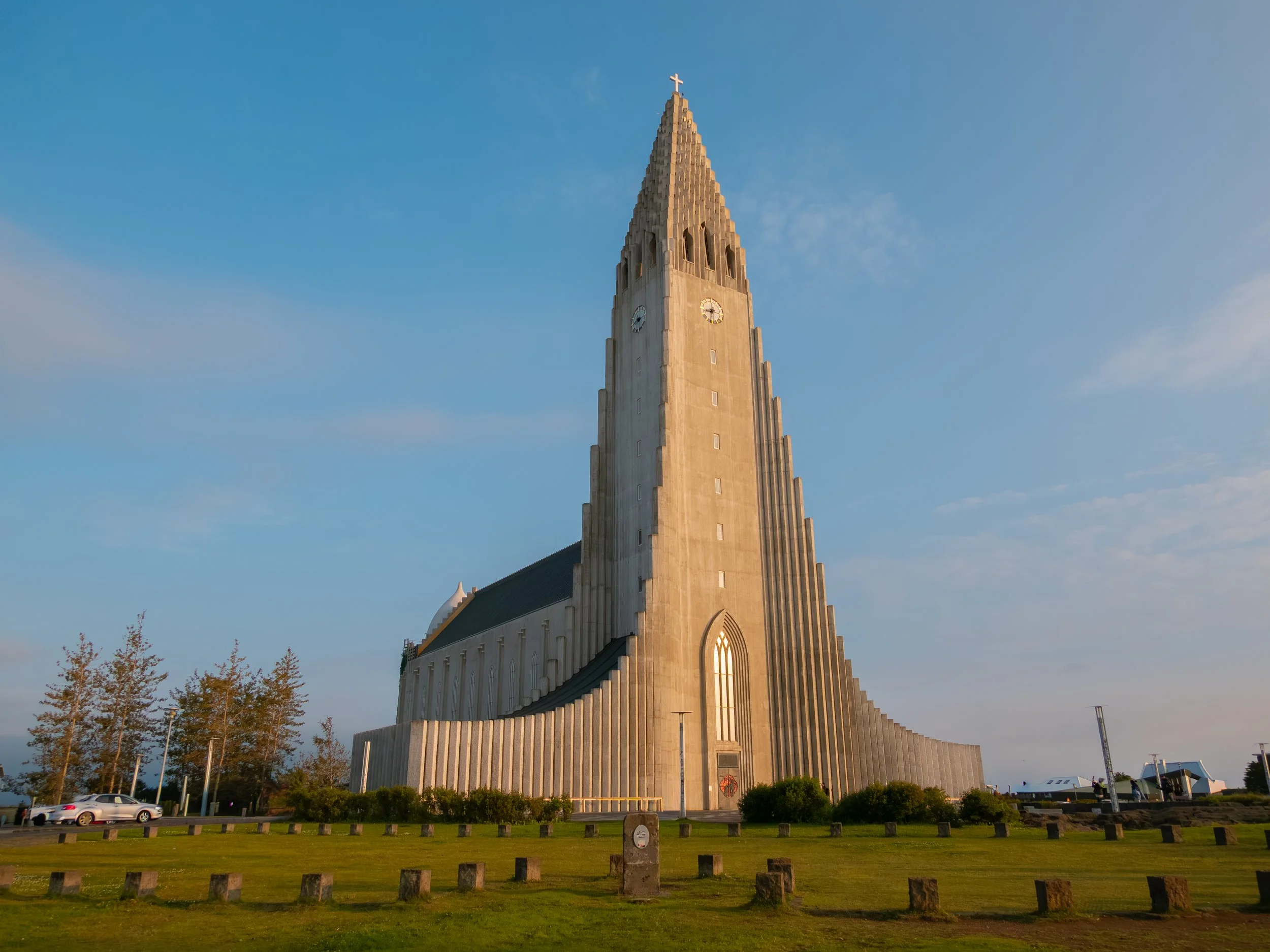 Die Hallgrimskirkja ist mit rund 74 Metern Höhe das höchste Kirchengebäude Islands und eines der bekanntesten Wahrzeichen Reykjaviks.