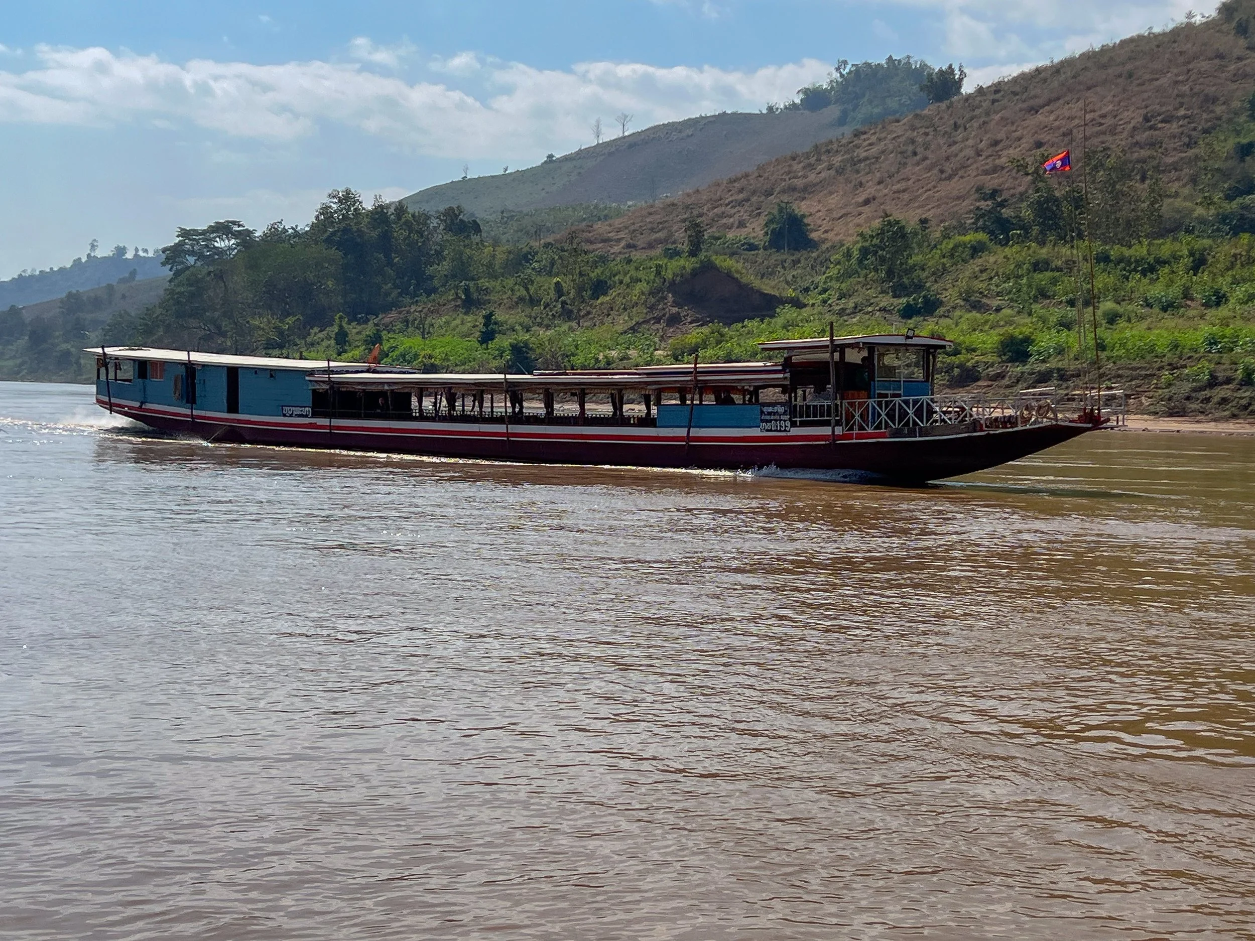 Diese langen, überdachten Holzboote werden heute vor allem für mehrtägige Fahrten auf dem Mekong genutzt und sind perfekt auf die gemächliche Reise flussab- oder -aufwärts ausgelegt. Stundenlang gleitet man damit durch eine der ursprünglichsten Fluss