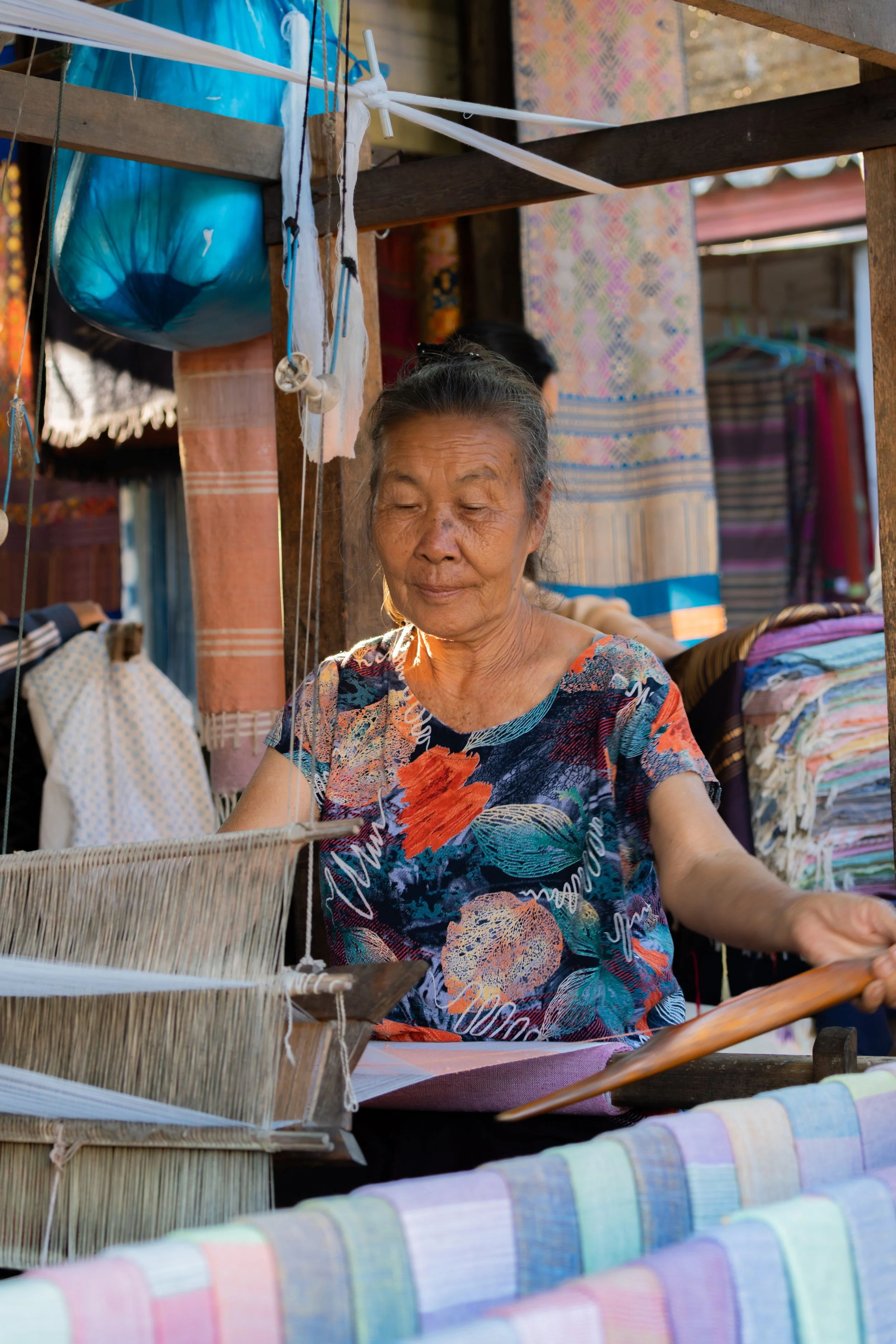 Am Webstuhl entstehen in sorgfältiger Handarbeit Stoffe, deren Techniken seit Generationen weitergegeben werden und bis heute fester Bestandteil des Alltags sind.