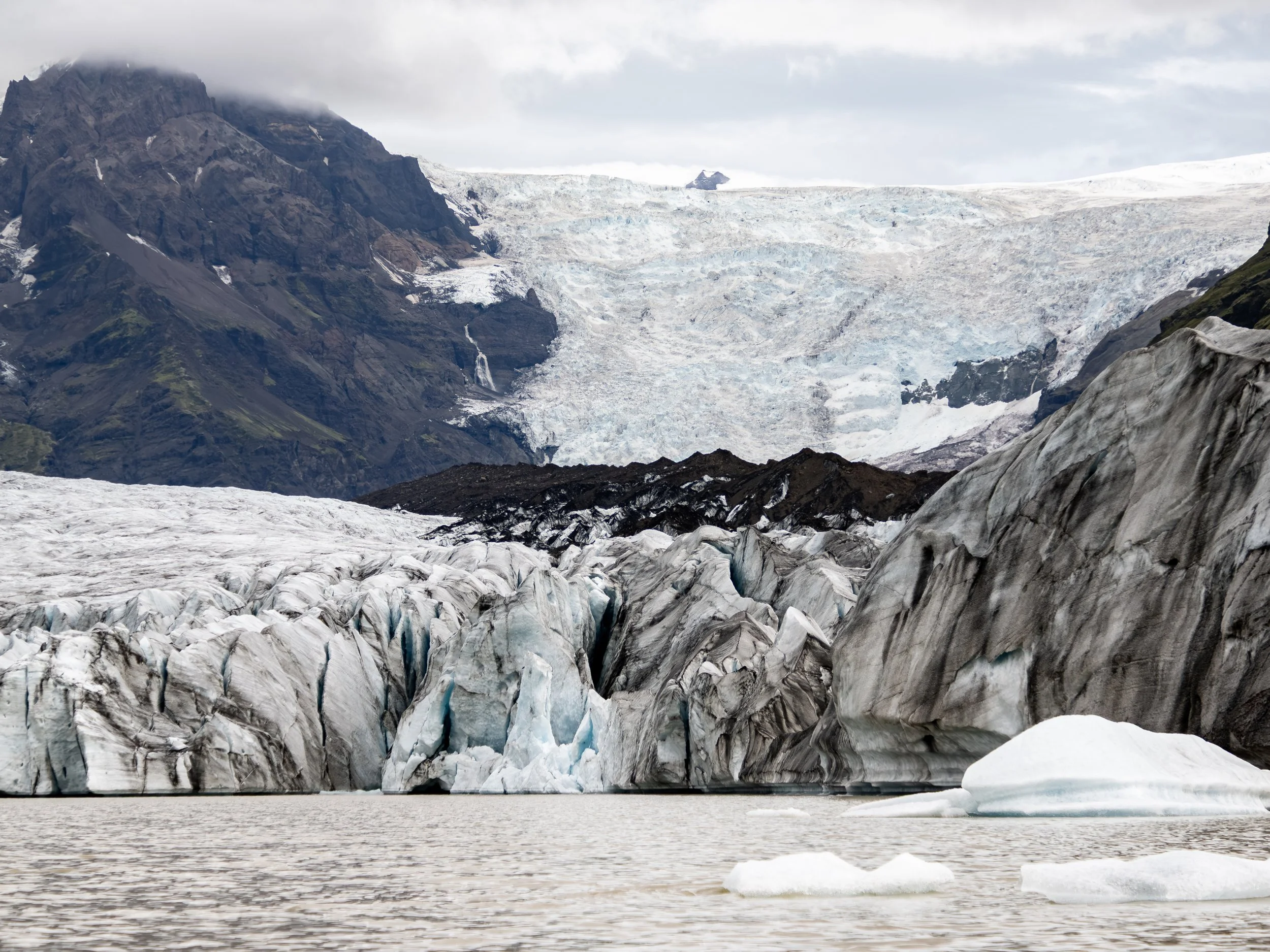 Tiefe Spalten, Eisabbrüche und Schmelzwasser zeigen hier eindrucksvoll die ständige Bewegung und den Rückzug des Gletschers.