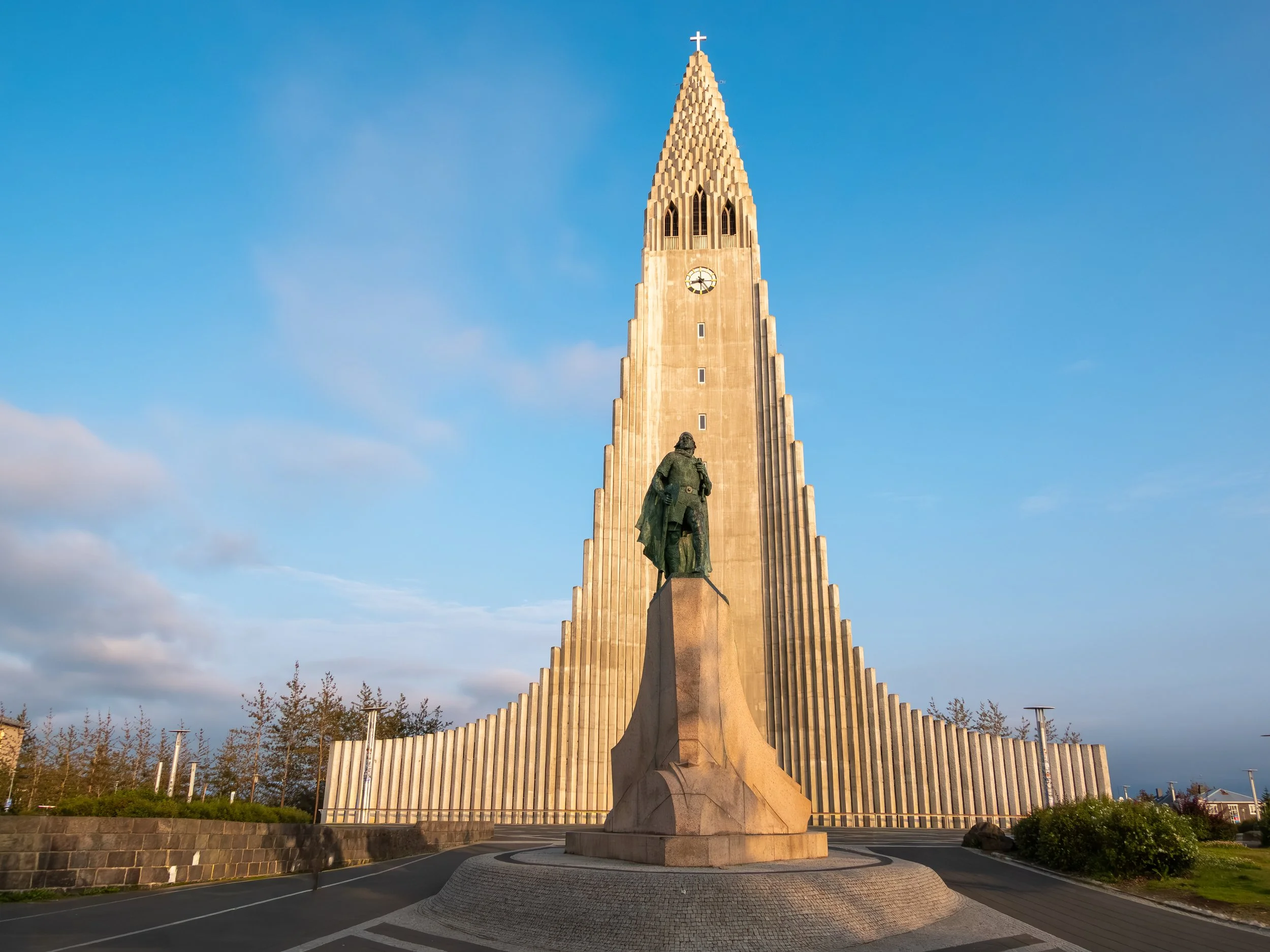 Vor der Hallgrimskirkja steht die Statue des Entdeckers Leif Eriksson, die an die Wikingervergangenheit Islands und die frühen Entdeckungsfahrten nach Nordamerika erinnert.