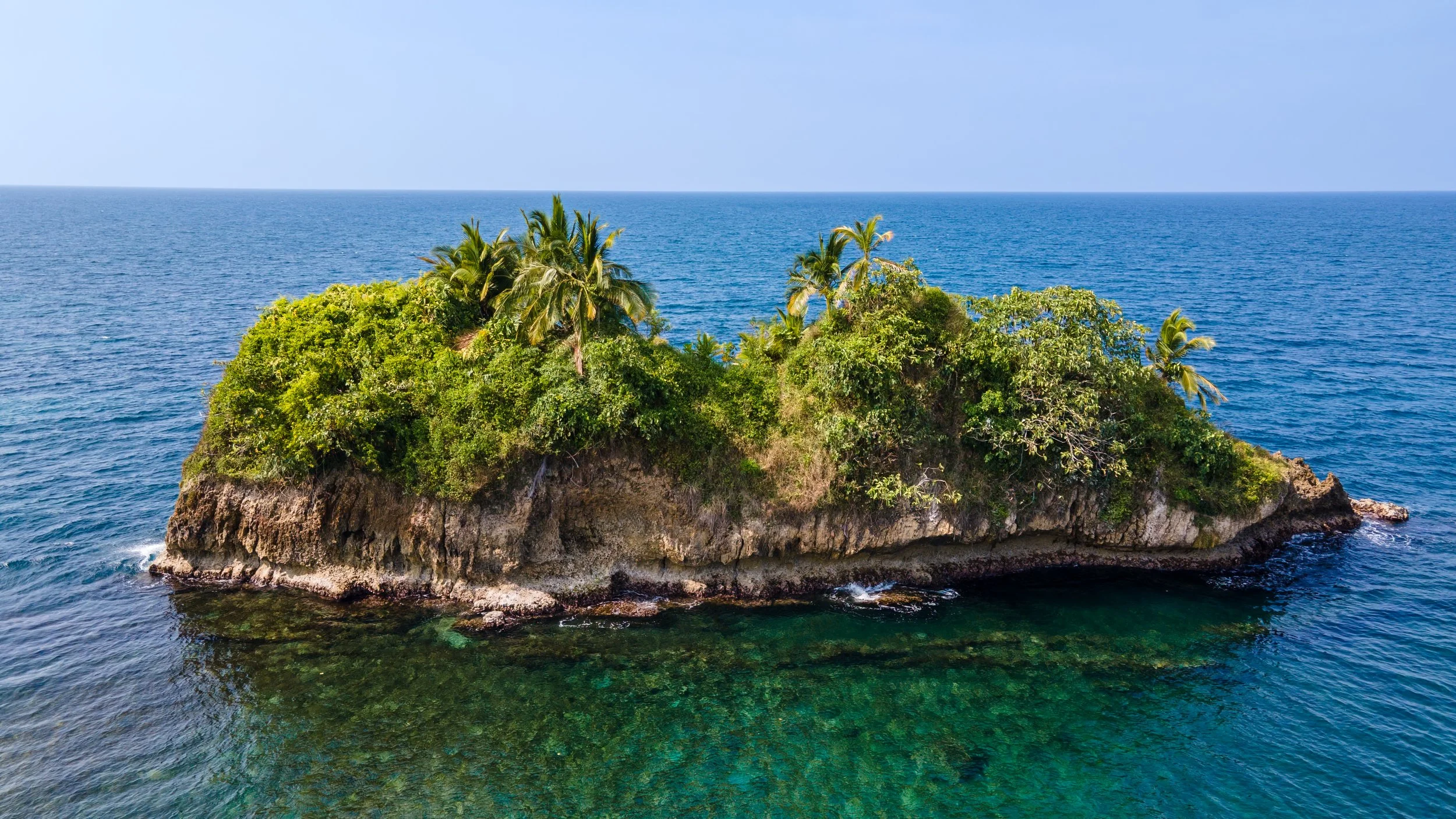 Die Region ist bekannt für ihre hohe Biodiversität, darunter Faultiere, Affen, exotische Vögel und zahlreiche Reptilienarten.