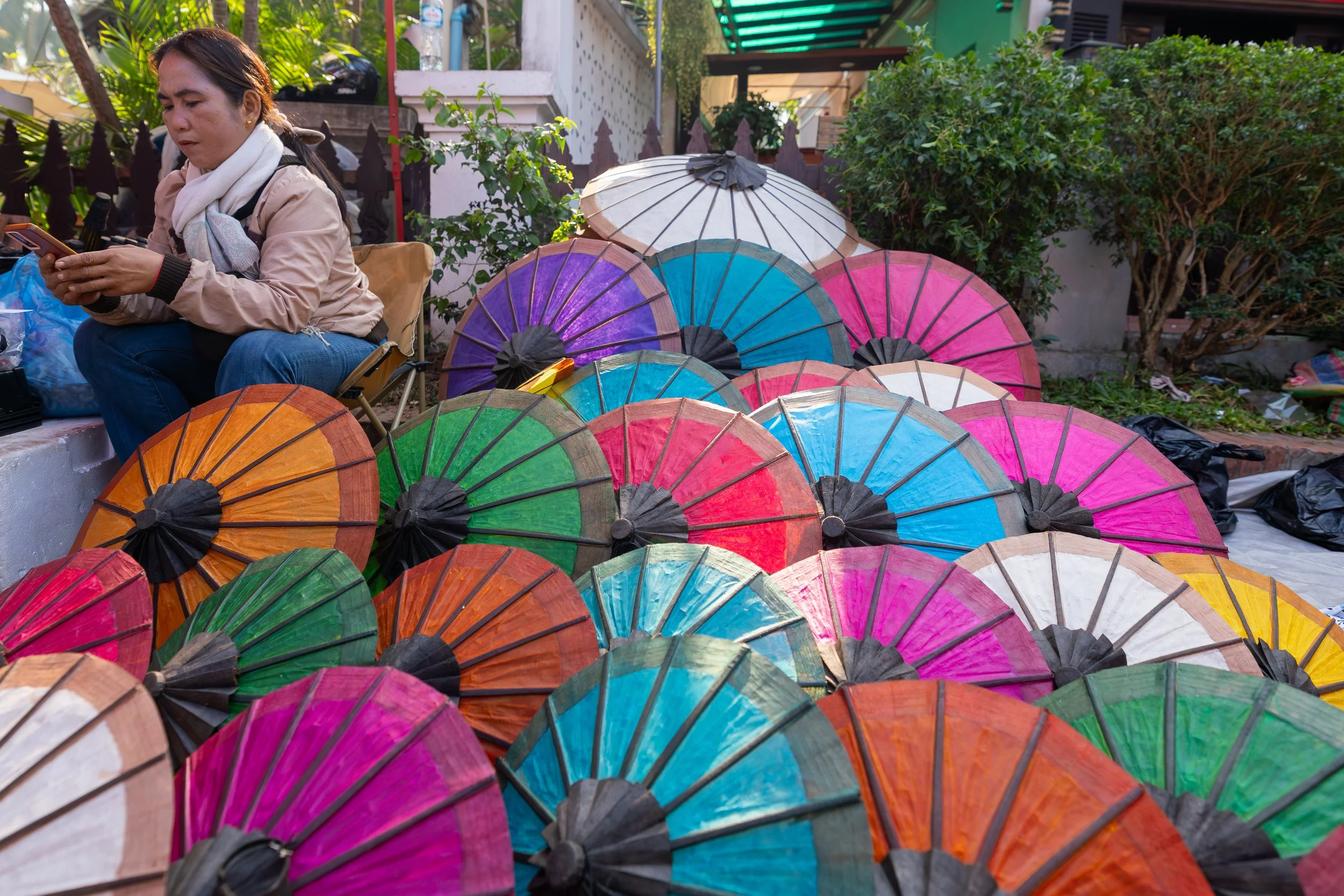 Der Markt dient nicht nur dem Handel, sondern ist auch ein sozialer Treffpunkt für die lokale Bevölkerung.