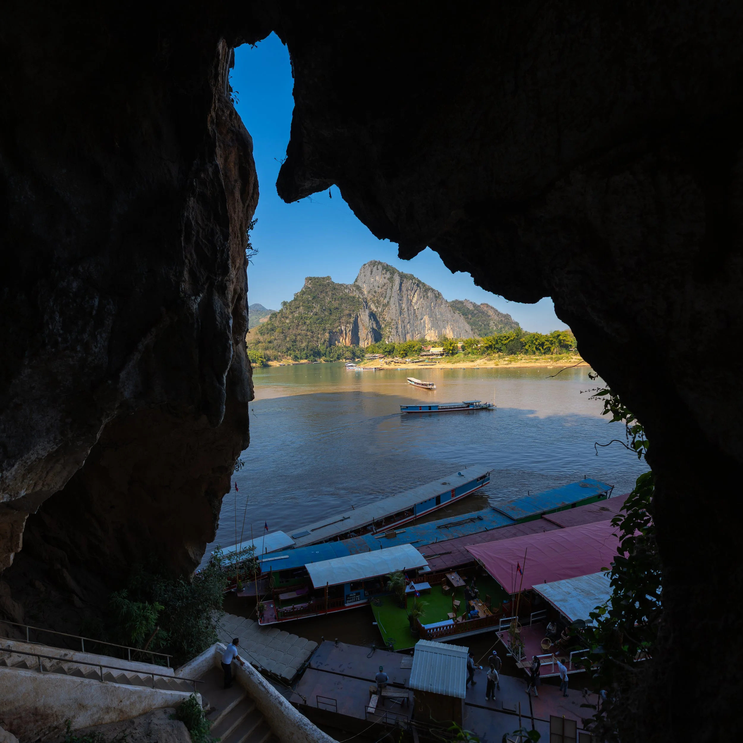 Die Pak Ou Höhlen sind ein bedeutendes buddhistisches Heiligtum am Mekong, in dem unzählige Buddhafiguren über Jahrhunderte gesammelt wurden.