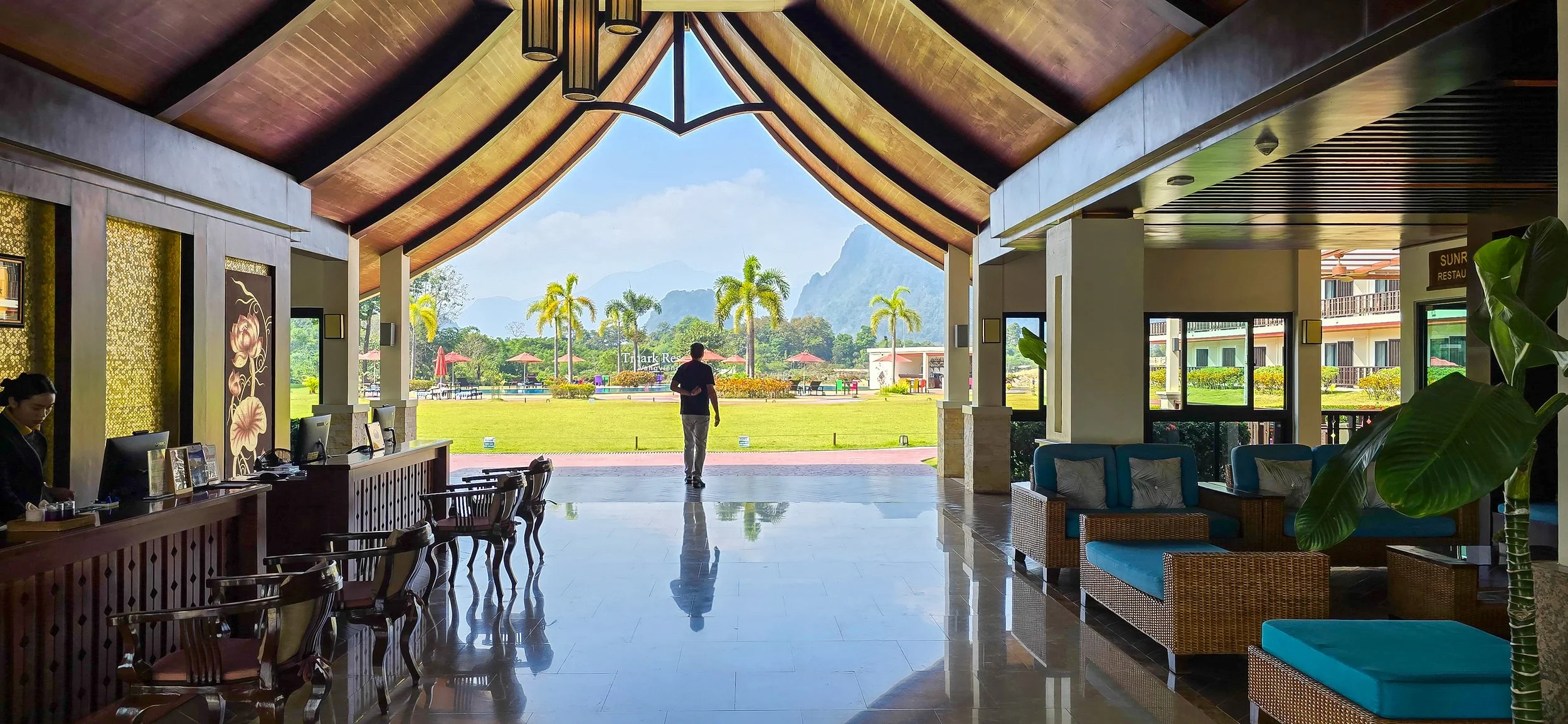 Das Tmark Resort in Vang Vieng liegt eingebettet in die eindrucksvolle Karstlandschaft und verbindet moderne Architektur mit der natürlichen Umgebung.