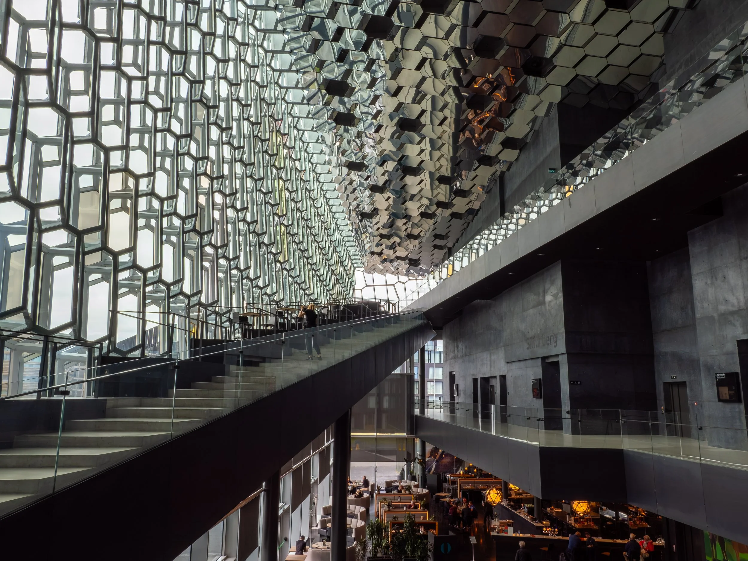 Die Harpa ist Reykjaviks markantestes Kulturgebäude, dessen gläserne Fassade und der von Basaltsäulen inspirierter Innenraum die Verbindung von moderner Architektur, Licht und isländischer Natur widerspiegeln.