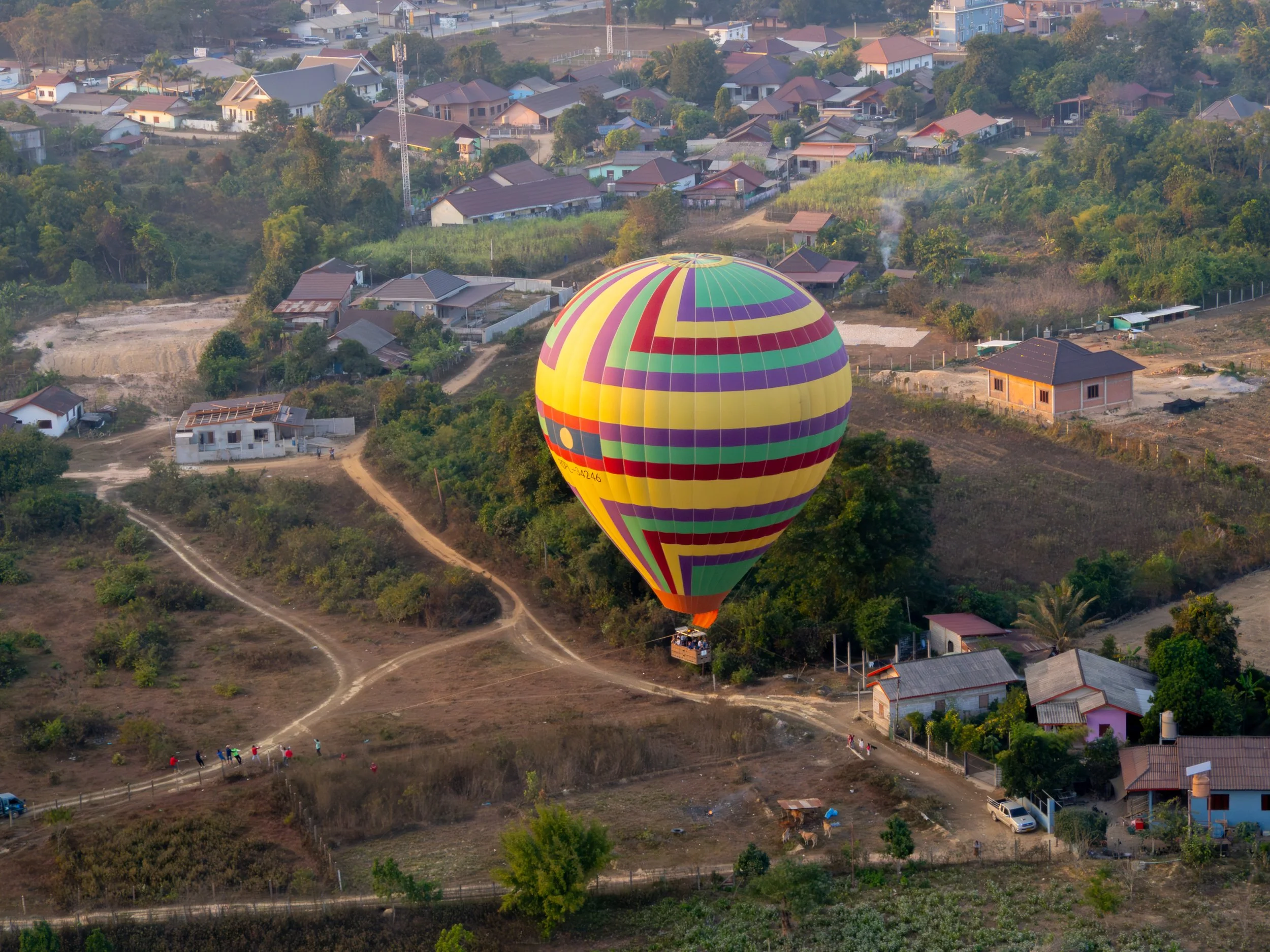 Aus der Vogelperspektive wird sichtbar, wie eng Landwirtschaft und Natur hier miteinander verbunden sind.