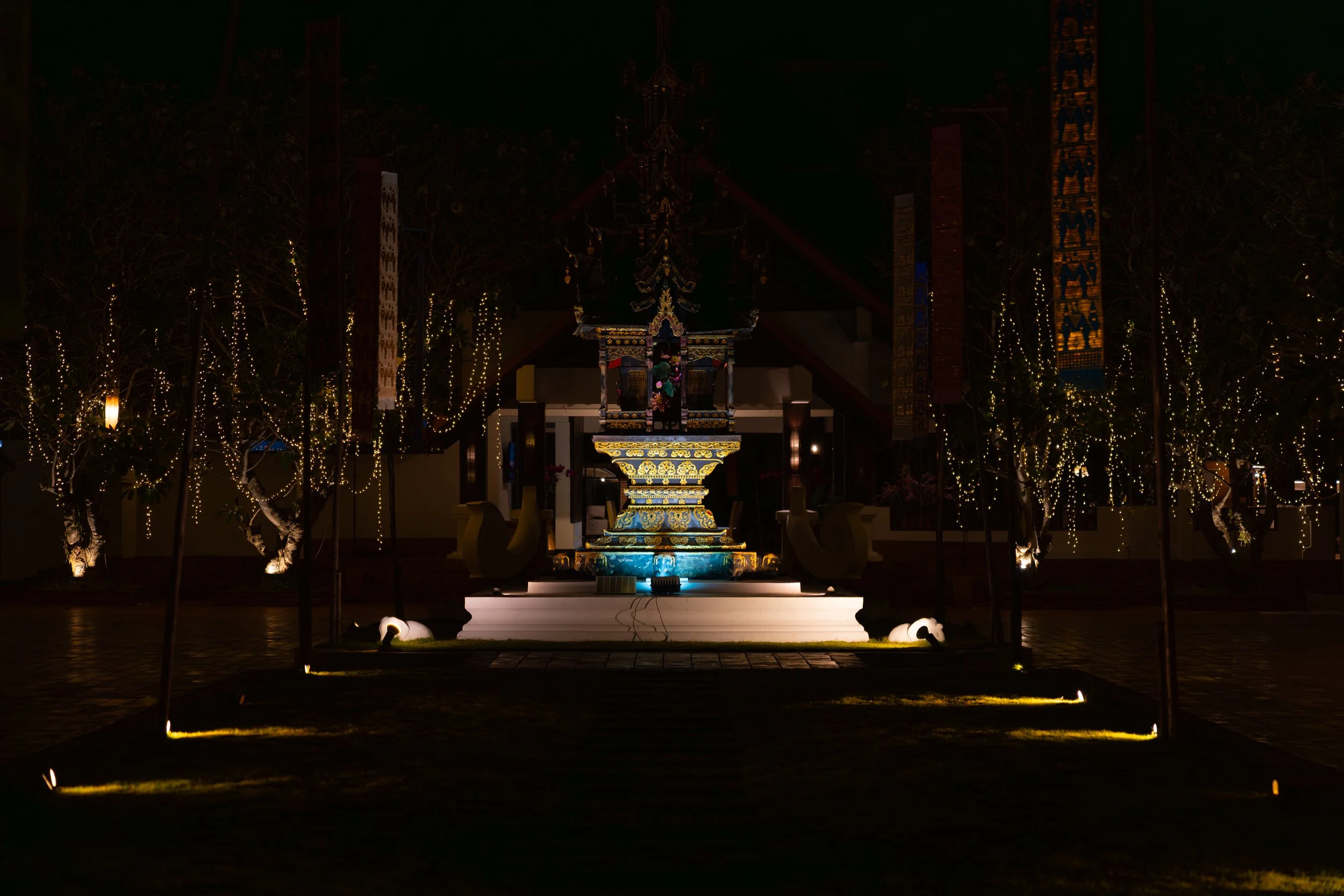 Vor dem The Legend Chiang Rai Boutique River Resort steht ein kunstvoll gestalteter Hausaltar, wie er in Thailand vielerorts zu finden ist. Diese kleinen Schreine dienen als Opferplatz für Schutzgeister und sind fest im alltäglichen Glauben und der T