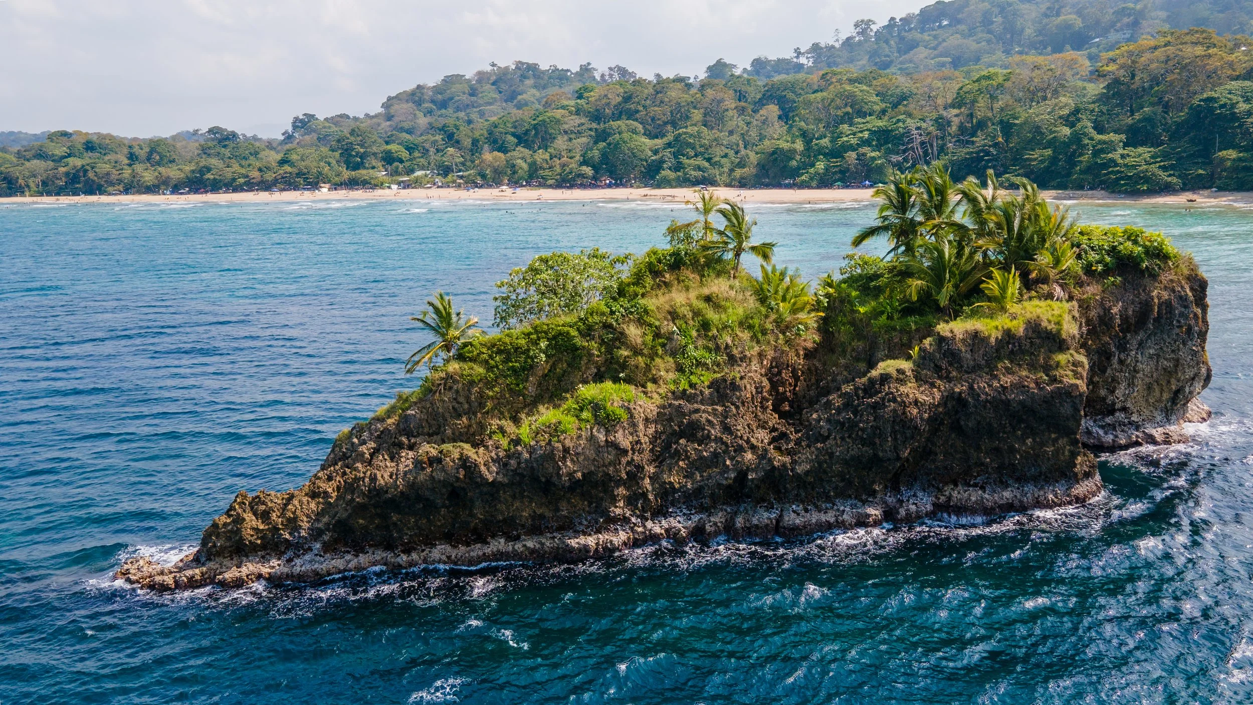 Der Gandoca-Manzanillo Nationalpark schützt einen der artenreichsten Abschnitte der karibischen Küste Costa Ricas mit Regenwald, Stränden und Mangroven.