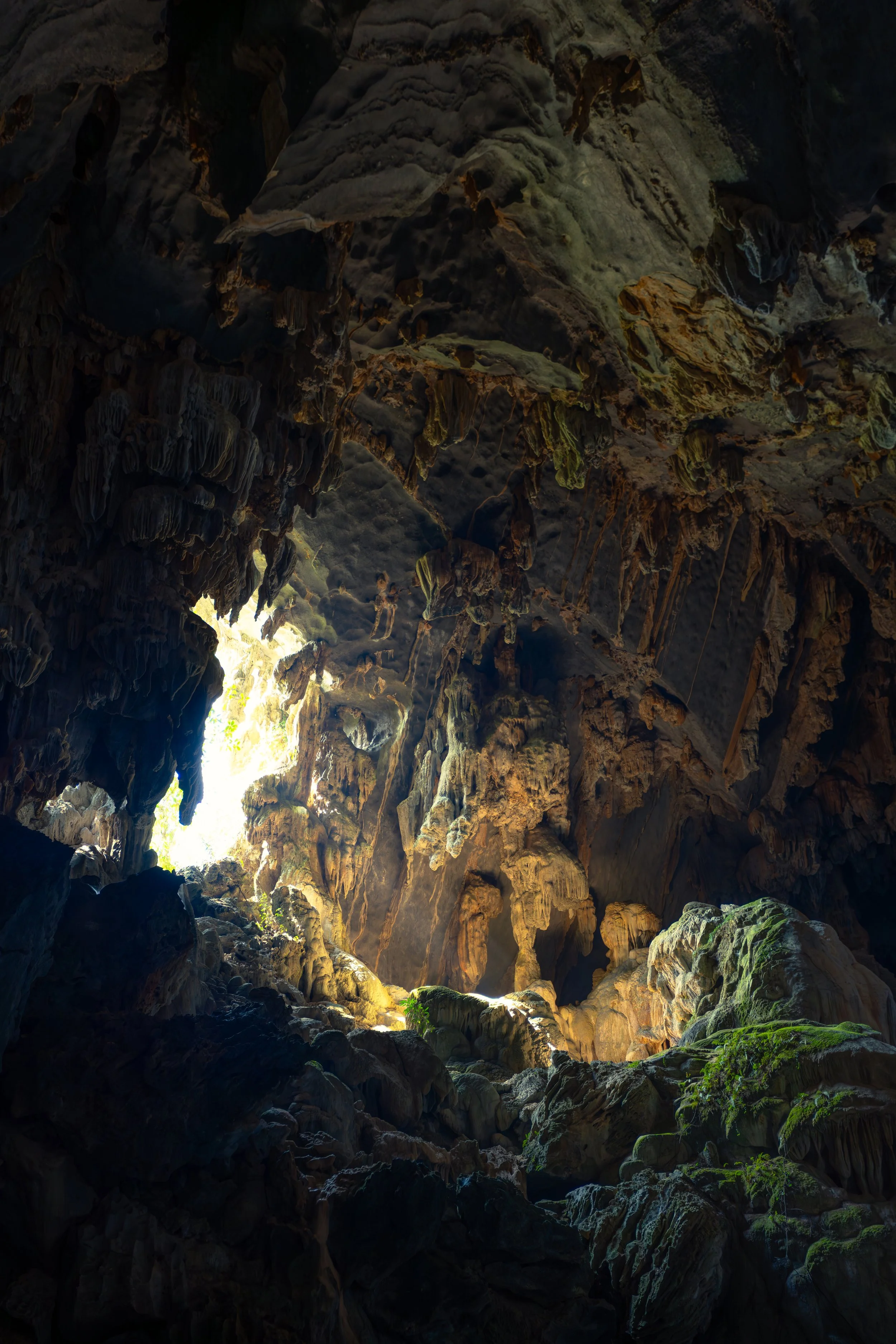 Licht und Schatten betonen die natürlichen Kalksteinformationen, die sich über Jahrtausende durch Wasser geformt haben.