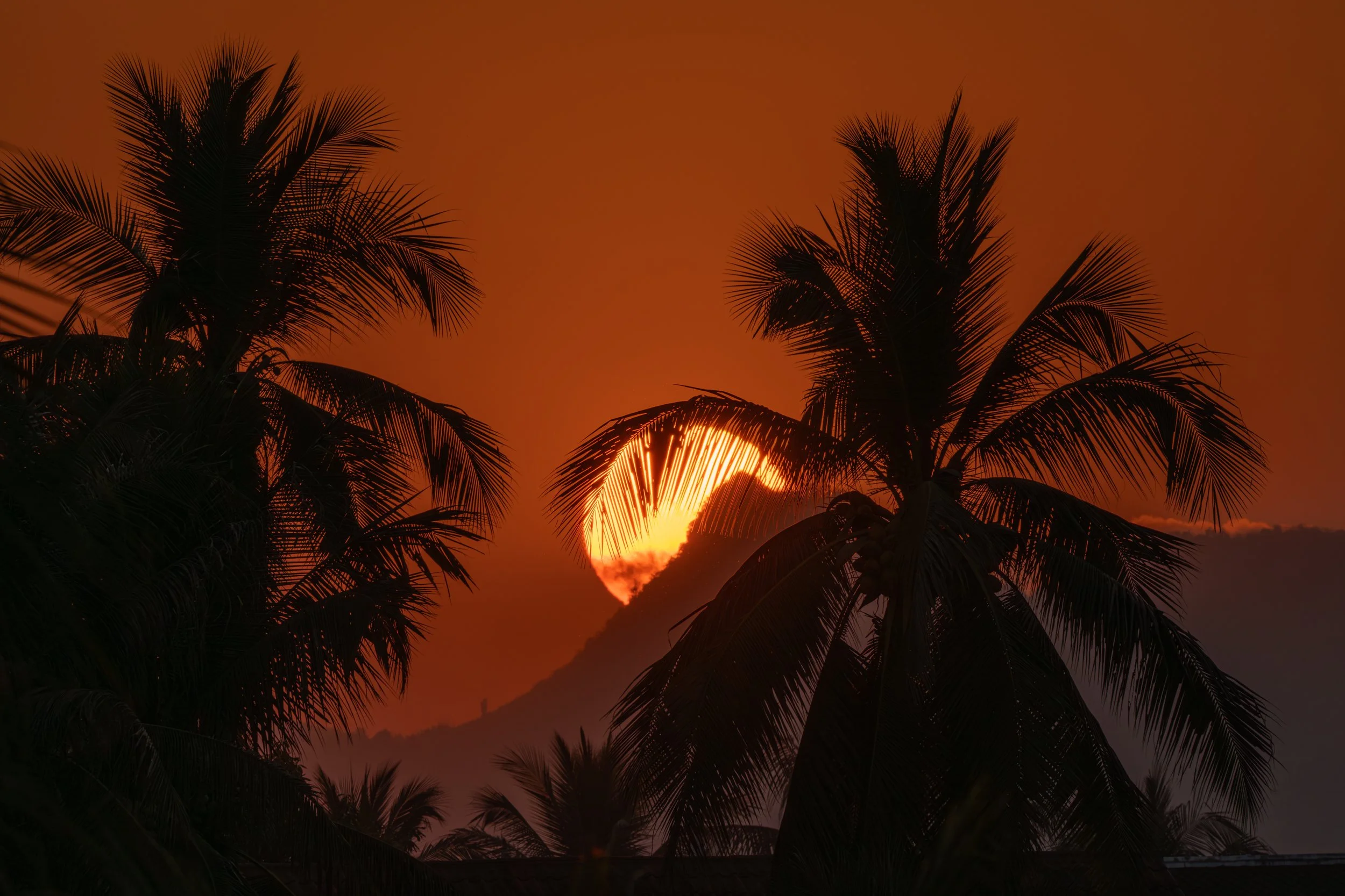 Der Abendhimmel über den umliegenden Hügeln zeigt die harmonische Verbindung von Stadt, Fluss und Natur.