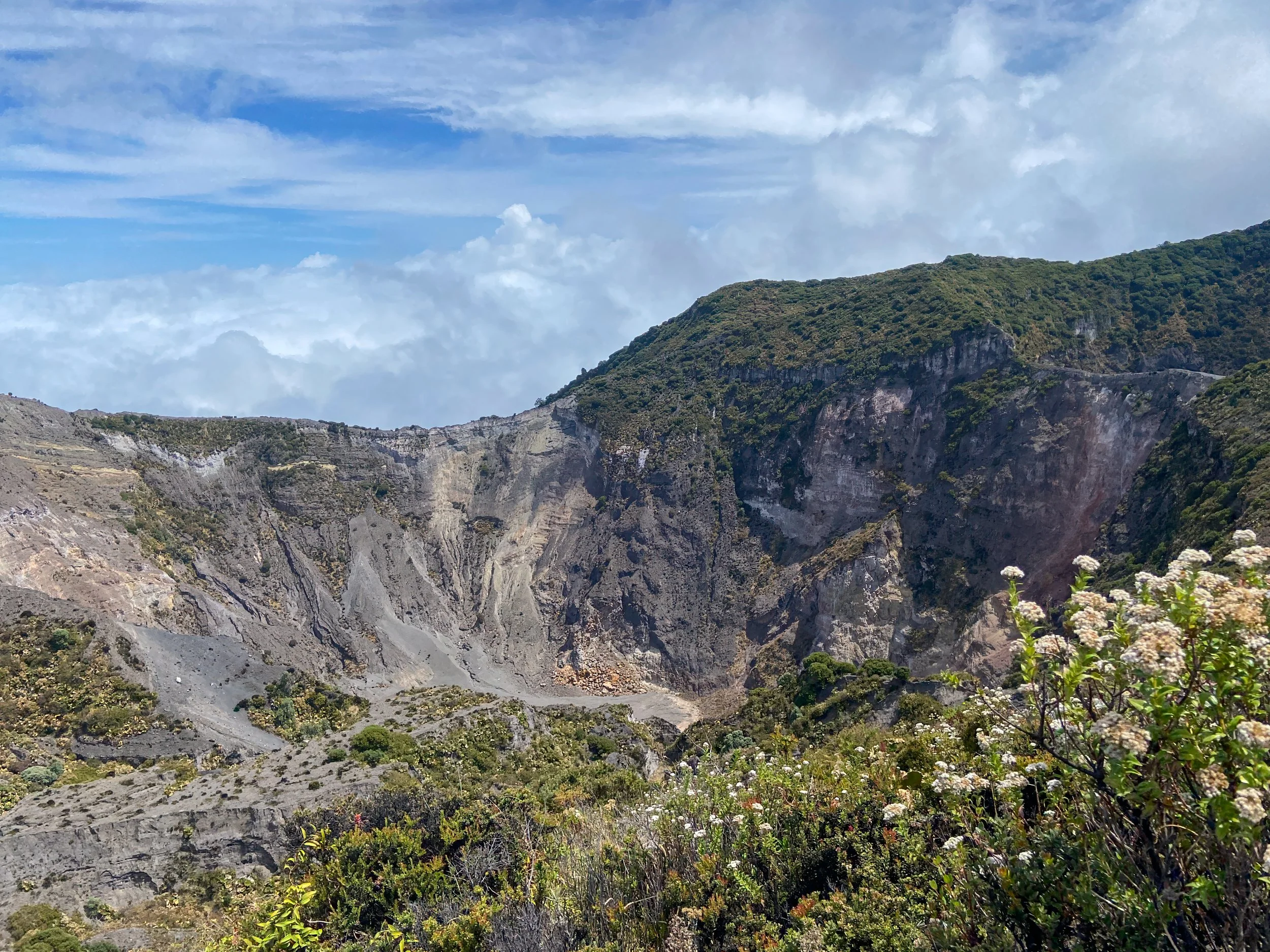 In den Kratern sammeln sich je nach Mineralgehalt unterschiedlich gefärbte Wasserflächen, die sich ständig verändern können.